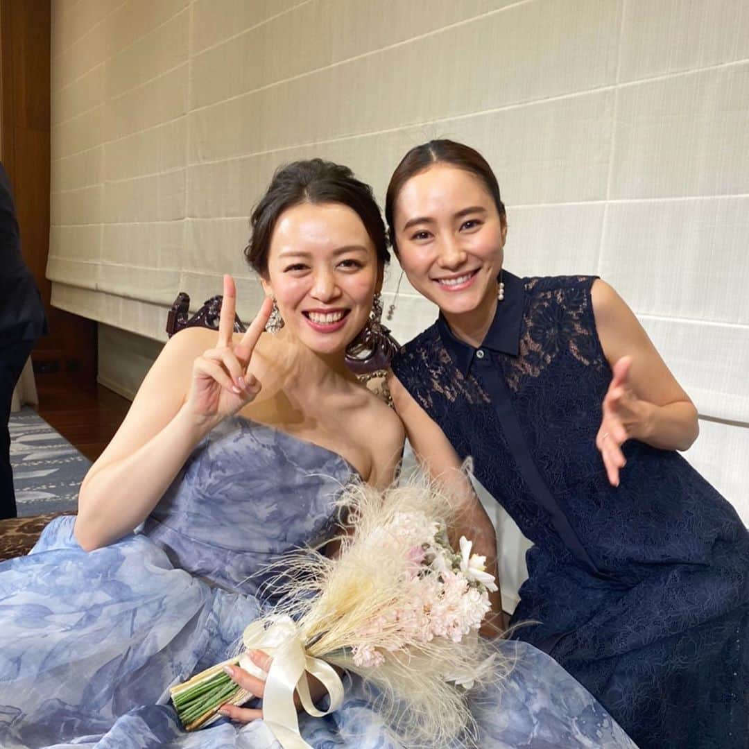 本多麻衣さんのインスタグラム写真 - (本多麻衣Instagram)「大切な親友の結婚式に参列🌸✨﻿ ﻿ ほんとーうにほんとーうに心の底からおめでとうな素晴らしい日でした✨﻿ ﻿ 出逢ってかれこれ15年😳✨社会人になってからの方がより深いお付き合いかな🌼﻿ ﻿ 仕事への取り組方、考え方、生き方、飲み方が似てて(笑)、3人でとにかくいつも飲んだくれて笑ってたね😂笑。﻿ ﻿ ﻿学生時代からの友達とこうやって今でもゲラゲラ笑い合えるなんて、なんで財産なんだろう😌✨﻿ありがたい。 ﻿ いつも可愛いけど、とりわけ今までで1番綺麗で輝いていた親友😌✨﻿ わたくし1リットル分の涙を流させてもらいまさたとさ😭✨﻿ ﻿ 本当に本当におめでとう♡末長くお幸せに🌸✨﻿ ﻿ ﻿ #model #modeling #japanesemodel #wedding #tokyokaikan #photographer #photomodel #shootingphoto #photooftheday #outfit #moodyports #livefolk #portrait #createexplore #moodygrams #lookoftheday #結婚式 #参列 #親友 #おめでとう #東京會舘 #幸あれ」10月29日 11時08分 - maihonda_