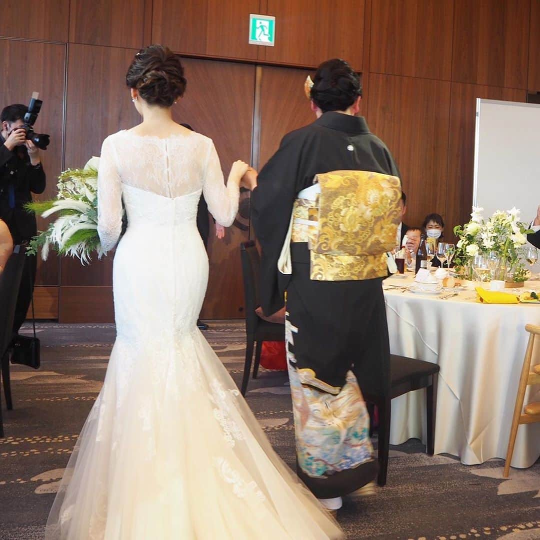 本多麻衣さんのインスタグラム写真 - (本多麻衣Instagram)「大切な親友の結婚式に参列🌸✨﻿ ﻿ ほんとーうにほんとーうに心の底からおめでとうな素晴らしい日でした✨﻿ ﻿ 出逢ってかれこれ15年😳✨社会人になってからの方がより深いお付き合いかな🌼﻿ ﻿ 仕事への取り組方、考え方、生き方、飲み方が似てて(笑)、3人でとにかくいつも飲んだくれて笑ってたね😂笑。﻿ ﻿ ﻿学生時代からの友達とこうやって今でもゲラゲラ笑い合えるなんて、なんで財産なんだろう😌✨﻿ありがたい。 ﻿ いつも可愛いけど、とりわけ今までで1番綺麗で輝いていた親友😌✨﻿ わたくし1リットル分の涙を流させてもらいまさたとさ😭✨﻿ ﻿ 本当に本当におめでとう♡末長くお幸せに🌸✨﻿ ﻿ ﻿ #model #modeling #japanesemodel #wedding #tokyokaikan #photographer #photomodel #shootingphoto #photooftheday #outfit #moodyports #livefolk #portrait #createexplore #moodygrams #lookoftheday #結婚式 #参列 #親友 #おめでとう #東京會舘 #幸あれ」10月29日 11時08分 - maihonda_