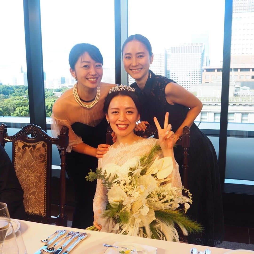 本多麻衣さんのインスタグラム写真 - (本多麻衣Instagram)「大切な親友の結婚式に参列🌸✨﻿ ﻿ ほんとーうにほんとーうに心の底からおめでとうな素晴らしい日でした✨﻿ ﻿ 出逢ってかれこれ15年😳✨社会人になってからの方がより深いお付き合いかな🌼﻿ ﻿ 仕事への取り組方、考え方、生き方、飲み方が似てて(笑)、3人でとにかくいつも飲んだくれて笑ってたね😂笑。﻿ ﻿ ﻿学生時代からの友達とこうやって今でもゲラゲラ笑い合えるなんて、なんで財産なんだろう😌✨﻿ありがたい。 ﻿ いつも可愛いけど、とりわけ今までで1番綺麗で輝いていた親友😌✨﻿ わたくし1リットル分の涙を流させてもらいまさたとさ😭✨﻿ ﻿ 本当に本当におめでとう♡末長くお幸せに🌸✨﻿ ﻿ ﻿ #model #modeling #japanesemodel #wedding #tokyokaikan #photographer #photomodel #shootingphoto #photooftheday #outfit #moodyports #livefolk #portrait #createexplore #moodygrams #lookoftheday #結婚式 #参列 #親友 #おめでとう #東京會舘 #幸あれ」10月29日 11時08分 - maihonda_