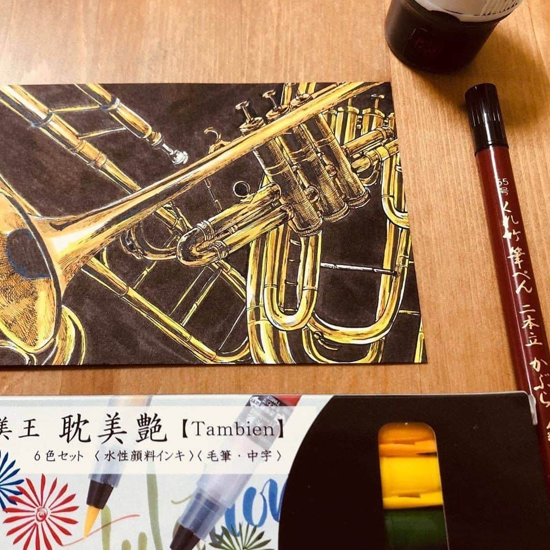 Kuretakeさんのインスタグラム写真 - (KuretakeInstagram)「インクトーバー27日目『音楽』  金管楽器のリアルな質感がかっこいいです！ 耽美艶は、呉竹の顔彩耽美に合わせた和な色合いの筆ぺんで、シックな表現にぴったりです◎  Inktober day 27 "Music" Gorgeous brass instruments by @ibsukionsen ! Cambio Tambien brush pens' colors come from Gansai Tambi, our Japanese traditional watercolor. Those colors are perfect for chic expression✨   Art by: @ibsukionsen  Made with: 1. 完美王 耽美艶／KURETAKE CAMBIO TAMBIEN 2.くれ竹筆ぺん 二本立かぶら(55号)／ KURETAKE FUDE PEN ”NIHON-DATE KABURA” (No.55)  No ©Copyright infringement intended. Any issues? Please contact us to fix it.  #kuretake_inktober #inktober2020 #inktober #blackpenart #dailydraw #inkillustration #inkdrawing #penandinkdrawings #kuretake #kuretakezig #inktober #呉竹 #インクトーバー #インクトーバー2020 #kuretakeinktober #cambiotambien  #耽美艶 #呉竹筆ペン #cambiobrushpen #完美王 #kaburabrushpen #brushpenno55 #kuretakeink #kuretakebrushpen」10月29日 11時00分 - kuretakejapan