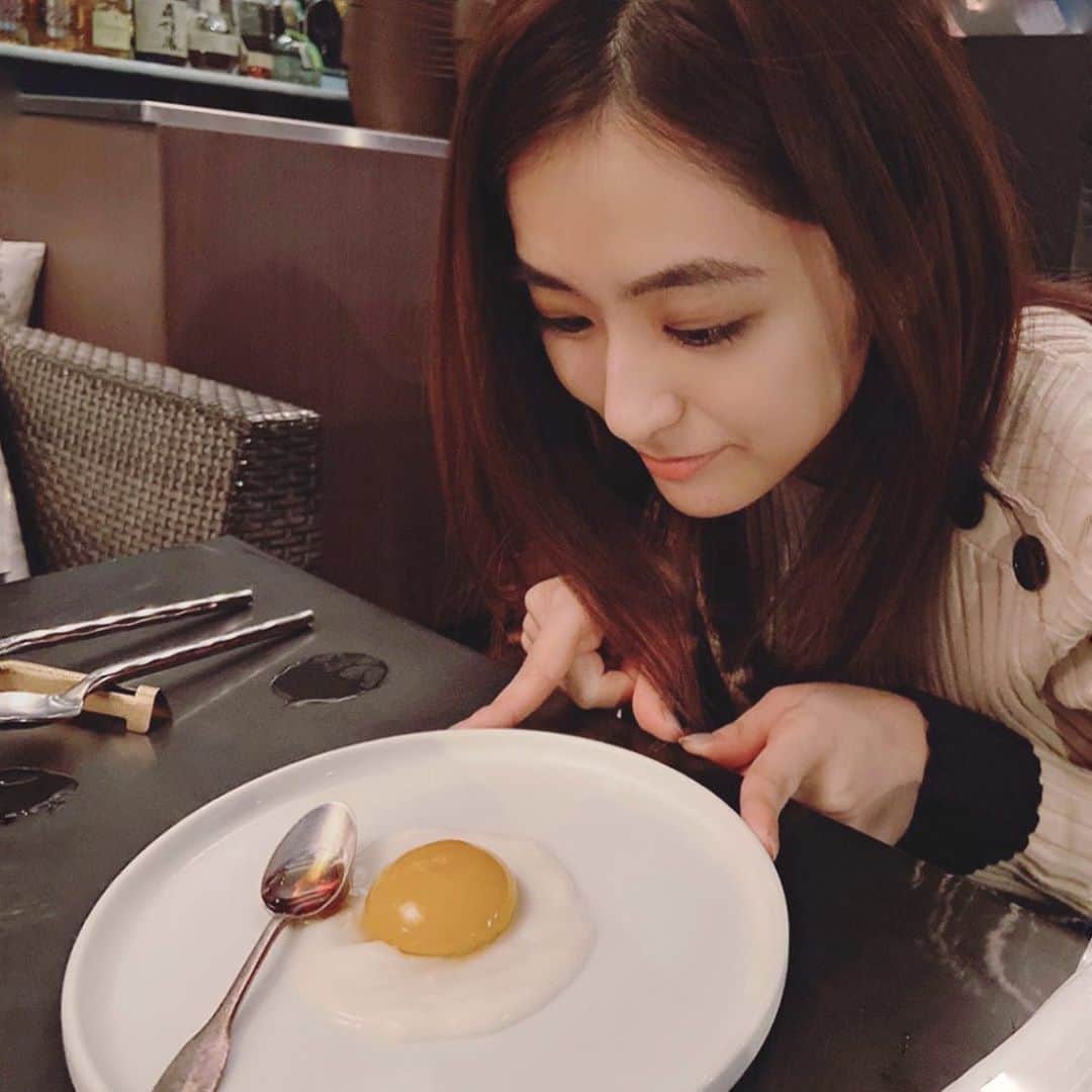 田村真子さんのインスタグラム写真 - (田村真子Instagram)「.  今週は遅め遅めの夏休みをいただいております☀️ これはちょっと前の写真ですが、 目玉焼きではなくスイーツ、 黄身はマンゴーソースで、白身はなんだっけな笑  #目玉焼きスイーツ #興味津々」10月29日 11時04分 - tamura_mako_