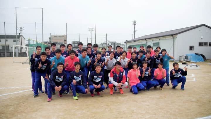 秋本真吾のインスタグラム：「京都府立鳥羽高校さんへ。  スポーツクラスの子達へ講演と速く走るための実技でした。  最後は陸上部さんと。 ありがとうございました。  #鳥羽高校 #秋本真吾」