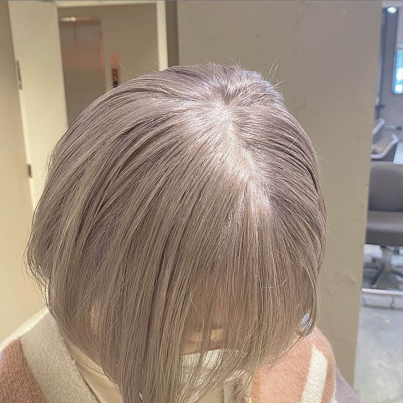 Beleza_official_instagramのインスタグラム：「ホワイトミルクティー . ハイブリーチで作ってます☺︎ .  ブリーチは誰に任せるかで仕上がりが全く違います。 .  絶対に失敗したくない方は是非指名予約をおすすめします！！ . 僕だけのオリジナルレシピとマル秘テクニックで艶々サラサラハイトーンにします！！」