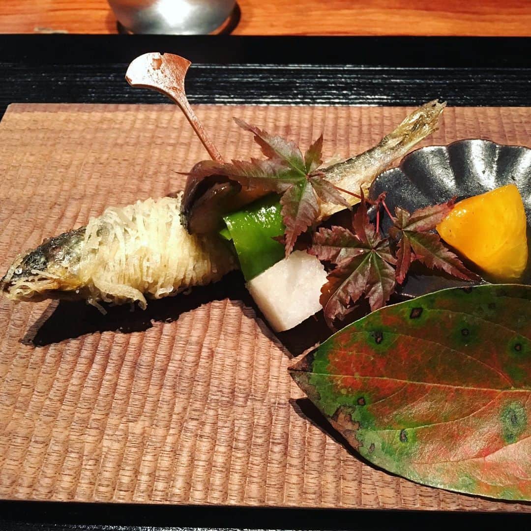 あだち理絵子さんのインスタグラム写真 - (あだち理絵子Instagram)「#美食会  #食べログ高評価   @kamoshiyakusumoto  #カモシヤクスモト  めちゃわかりにくい 予想外の場所 コインパーキングに面しています（笑）  カウンター8席 コースのみの一斉提供です。  シャンパンはボトルしかないので 日本のシャンパンに限りなく近いやつをグラスでオーダーして乾杯。  これが美味かったんだけど名前忘れた💦  今月は日本と中国がテーマだそうな。  まずはこんもり泡の品  ん？ってなるよね😊 面白い。 底から一緒にすくって香り風味と共に楽しむ。  ちょっと時間が経ってしまったので、 食材忘れて詳細コメントは省きます。  すごいな、と思ったのは  お酒にインスパイアされて お料理を考えられてて もちろんそのお酒とは合うの！  私 ペアリングで失敗したことあるから 頼まなかったのだけれど  おススメしてくれるお酒がことごとく美味！！  グラス半分とか 一口でも入れてくれるし  ちょっと燗していいですか？ と言われ、お任せすると ぬるさが絶妙で確実にお料理の味とマッチしてんなぁ〜💖  感動した。  全体的に独創的で これとこれ合わせる！？  初めてやわ！  の連続。  ま、やっぱり、刺身は泡でなく醤油が、  細い自家製ソバも 普通のツユが 恋しくなったりはしました。😆  コレはコレでいいんだけどねっ。  とにかく サービスも最高 心地よい時間をありがとうございました。  あ、カード使えませんので注意を。  お釣りの置き方も デザインされてた（笑）  #福島グルメ#新福島グルメ#醸造酒専門レストラン#発酵食品#泡料理#とにかくお酒か美味しい #食べログ 4.2 #あだち食べログ 4.0 #ペアリングで2万だと嬉しいな、という気持ち」10月29日 11時23分 - adachi.rieko