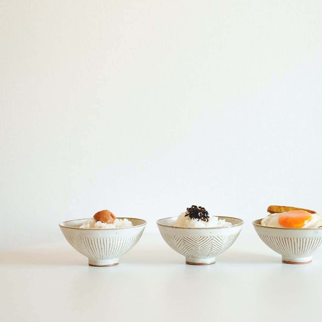 北欧、暮らしの道具店さんのインスタグラム写真 - (北欧、暮らしの道具店Instagram)「【新商品】毎日の食卓にとっておきを。作家さんがつくる「ご飯茶碗」が新登場です✨ . - - - - - - - - - - - - 人気作家「hibifuku（ヒビフク）」さんの 信楽焼の「ごはん茶碗」が 本日より新登場です！  お気に入りのお茶碗探しって 案外難しいなと感じていたスタッフも これだ！と思えたアイテム。  白地に「しのぎ」という 日本の伝統的な装飾技法を使って、 丁寧に模様が彫られていて、 食卓になじむシンプルさと、 作家さんならではの味わい深さ、 両方あるのが魅力的です。  和食器はもちろん、 ティーマなどの北欧食器とも 相性が良いから、 毎日使うお茶碗としてぴったり。  縦ラインが特徴的な「しのぎ」模様と、 ヘリンボーン柄のような「松の葉」模様の 2パターンをご用意しました。 ご家族で使い分けにもいいですよ。  お気に入りの食器で、 美味しいご飯を召し上がってくださいね。 . - - - - - - - - - - - - hibifuku / 茶碗 . ▶︎お買いものはプロフィールのリンクからどうぞ→@hokuoh_kurashi . 🎁「クラシ手帳2021」プレゼントキャンペーン実施中！お買いものいただいた方に、当店オリジナルの手帳を無料でお届けいたします。 . #kitchen#kitchendesign#kitchenware#food#foodstagram#hibifuku#茶碗#ごはん#今日の食卓#今日のごはん#新米#お米#米#家じかん#料理#キッチン#キッチン雑貨#シンプル#シンプルライフ#シンプルデザイン#暮らしを楽しむ#日々の暮らし#北欧#暮らし#北欧暮らしの道具店」10月29日 11時24分 - hokuoh_kurashi