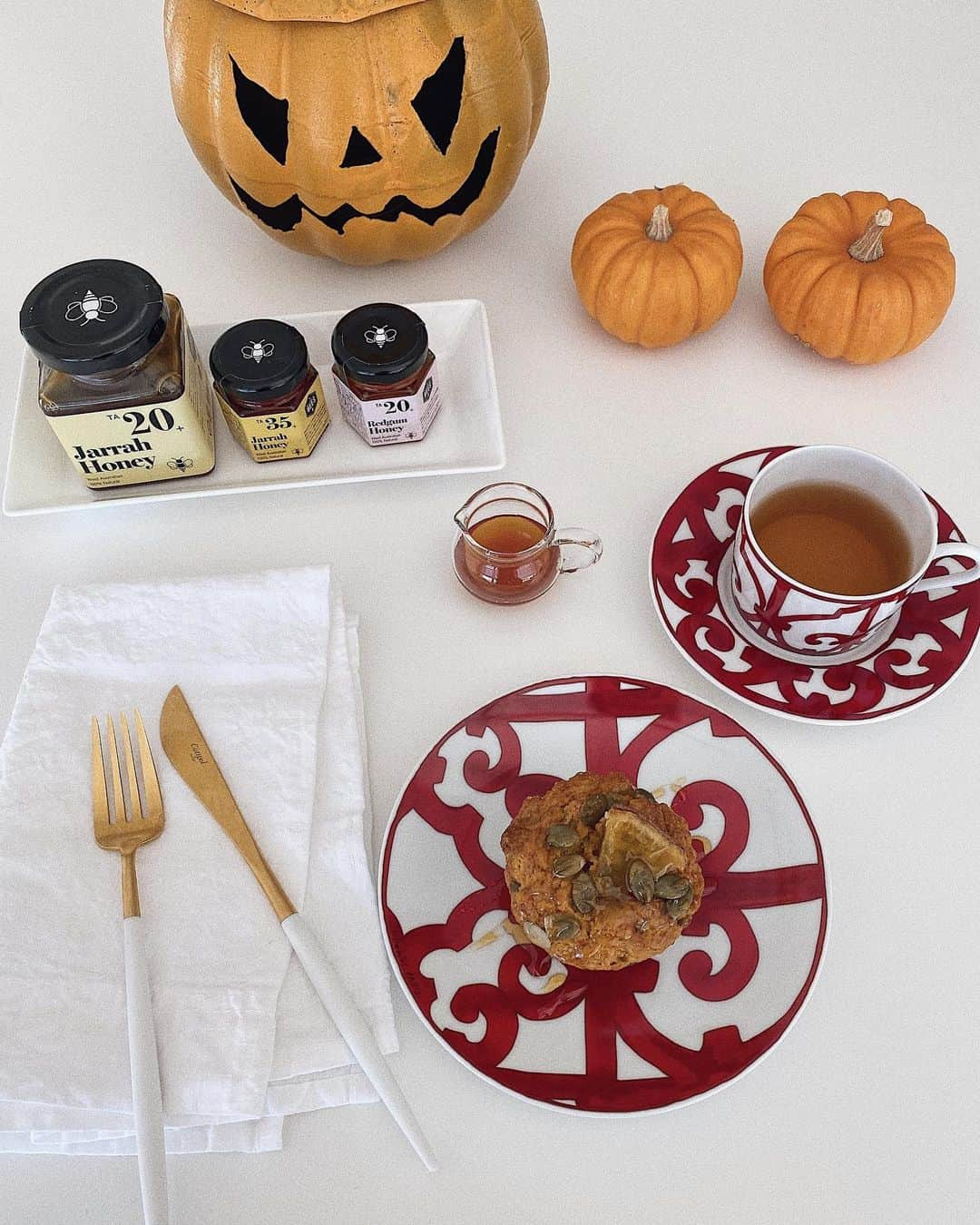 翁安芸さんのインスタグラム写真 - (翁安芸Instagram)「Pumpkin and sweet potato muffin with @thebees.jp honey🎃🍠🍯❤️ 今朝はハロウィン気分で、南瓜とさつま芋のマフィンにジャラハニー❤️ #happyhalloween #honey #bee #abuzzfromthebees #thebees #はちみつ #ジャラハニー」10月29日 11時24分 - akinyc