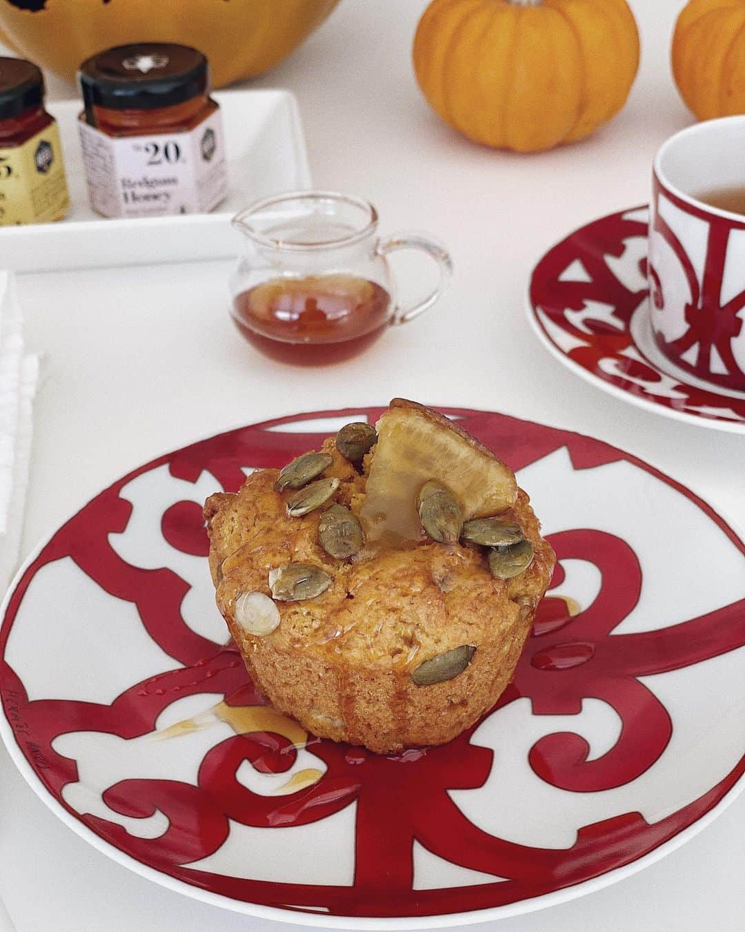 翁安芸さんのインスタグラム写真 - (翁安芸Instagram)「Pumpkin and sweet potato muffin with @thebees.jp honey🎃🍠🍯❤️ 今朝はハロウィン気分で、南瓜とさつま芋のマフィンにジャラハニー❤️ #happyhalloween #honey #bee #abuzzfromthebees #thebees #はちみつ #ジャラハニー」10月29日 11時24分 - akinyc