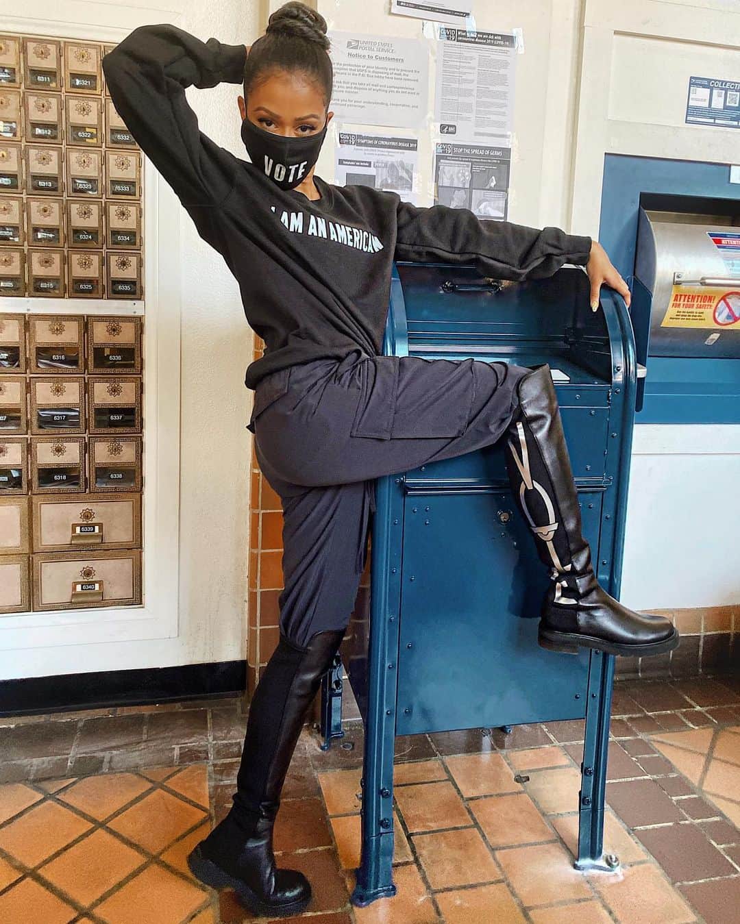リザ・コッシーのインスタグラム：「treating my post office like it's a poll」