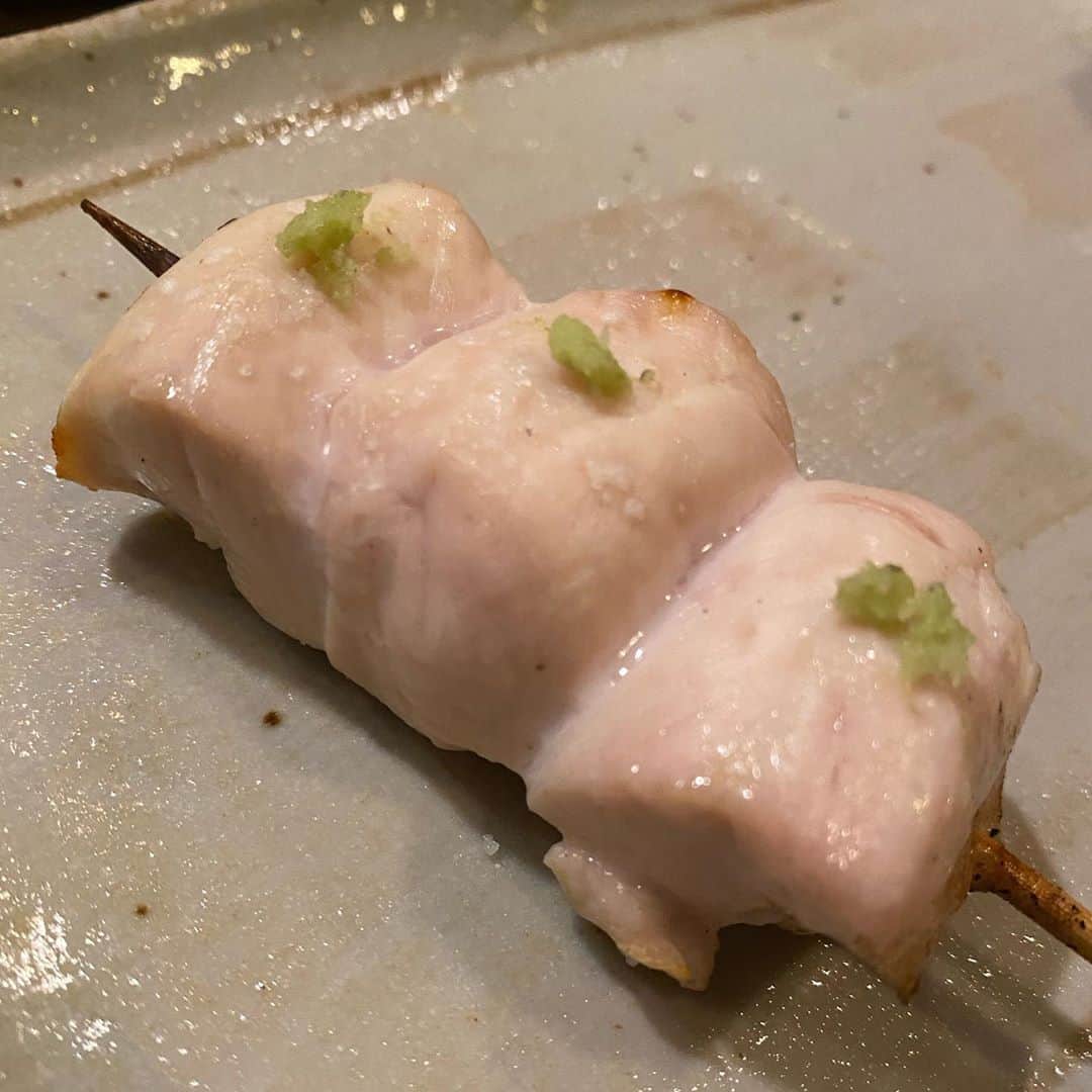 吉江瞳のインスタグラム：「よく通ってた焼き鳥屋さんが よく通ってるお店として再オープン #やきとりかねまさ やきとり初心者にしては美味しかったです😊 やっぱ焼き鳥はいいなー #かねまさ #新橋 #やきとり」