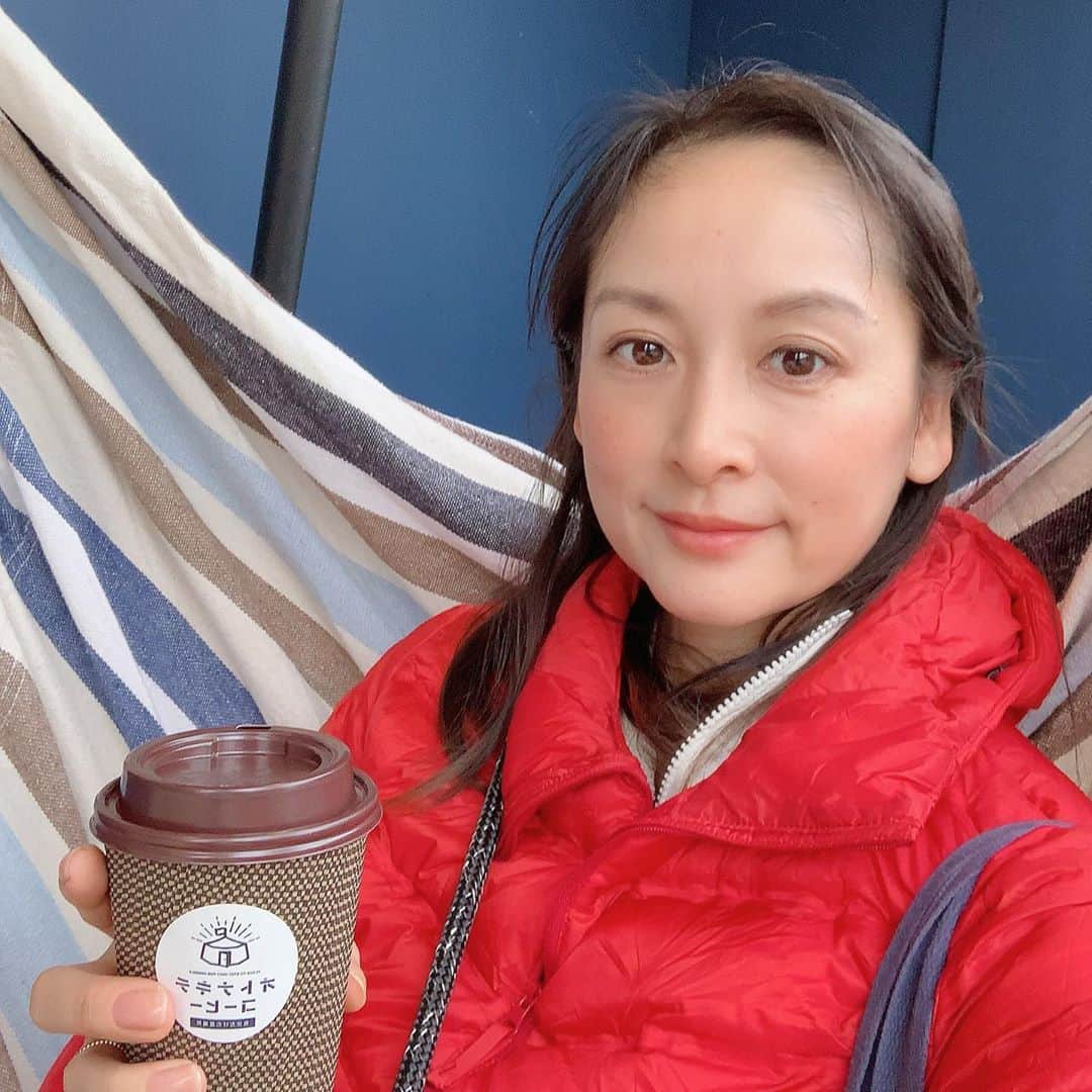 u-meK00000000 YUMIKO HORIKIRI ZUMBA さんのインスタグラム写真 - (u-meK00000000 YUMIKO HORIKIRI ZUMBA Instagram)「ゆーらゆーら ハンモック ブランコが心地よい コーヒータイム  ぼーっと景色をながめながら 美味しいコーヒーでほっとひといき  テラス席はワンコ連れOK🙆‍♀️ なので湖太郎と一緒に散歩の 途中で寄ってみましたっ😁  #オトナキチコーヒー @otonakichicoffee  #カフェ #カフェ巡り #コーヒーのある暮らし #犬のいる暮らし #犬と行けるカフェ #犬散歩 #柴犬 #豆柴」10月29日 11時43分 - yumikohorikiri