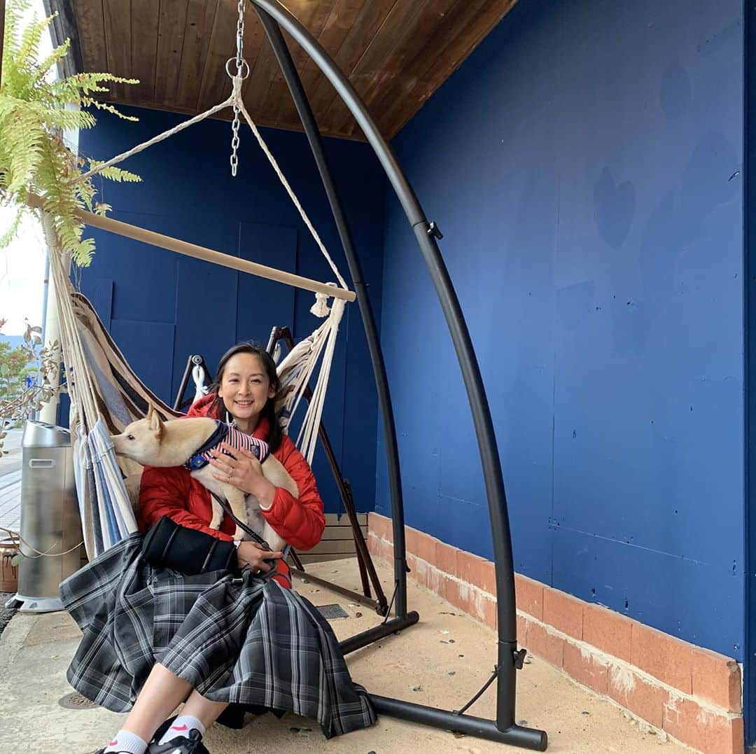 u-meK00000000 YUMIKO HORIKIRI ZUMBA さんのインスタグラム写真 - (u-meK00000000 YUMIKO HORIKIRI ZUMBA Instagram)「ゆーらゆーら ハンモック ブランコが心地よい コーヒータイム  ぼーっと景色をながめながら 美味しいコーヒーでほっとひといき  テラス席はワンコ連れOK🙆‍♀️ なので湖太郎と一緒に散歩の 途中で寄ってみましたっ😁  #オトナキチコーヒー @otonakichicoffee  #カフェ #カフェ巡り #コーヒーのある暮らし #犬のいる暮らし #犬と行けるカフェ #犬散歩 #柴犬 #豆柴」10月29日 11時43分 - yumikohorikiri