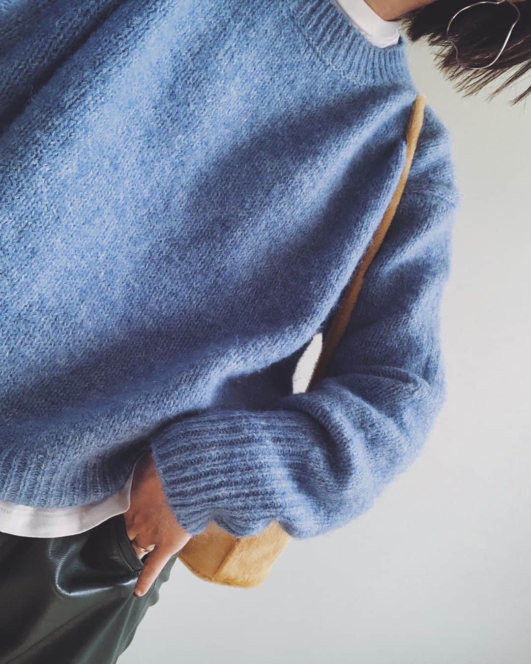 ジュジュのインスタグラム：「Blue×green×yellow . . このgreenのレザーパンツ🩳何年履くんやろw . 今日は w/ silver Pierceと🍙とお出かけ♡笑 . . #AkariH#accessory#costumeaccessory#fashion#アクセサリー#アクセ#大振りアクセサリー#jewelry#ジュエリー#pierce#earring#ring#bracelet akarih#akarihchic#アカリ#アカリチック#Akarih#アカリ #2020AW#AWcollection#www.akari-h.jp#hrkフク」