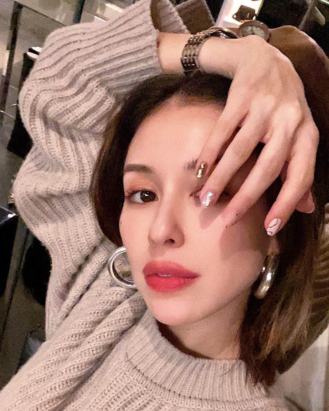 BENIのインスタグラム：「shooting new stuff for YouTube - stay tuned!!!  今日は野外で歌録りしてます。 Q&Aも撮影予定💋❤️ Official Beni Daniels YouTube 登録して待っててね〜 ・ ・ #jilsander #breitlingjapan #kwaidaneditions」