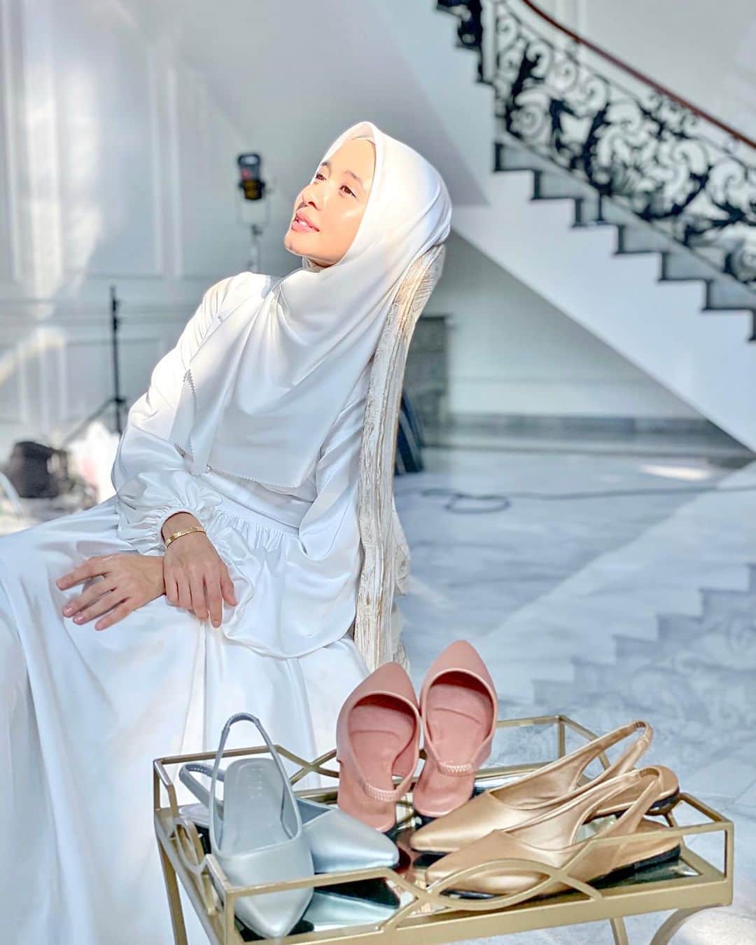 ラウディアシンシアベラのインスタグラム：「Bismillah... ✨ ✨ New color alert!!  Bronze, Gold, Silver, Bubblegum, and Blue Sky! warnanya masyaAllah keren banget dan super nyamann.. yuk langsung di cek yaaaa..  Pelangi Series by BELLA DARLING  @dailydarling 🤍✨」