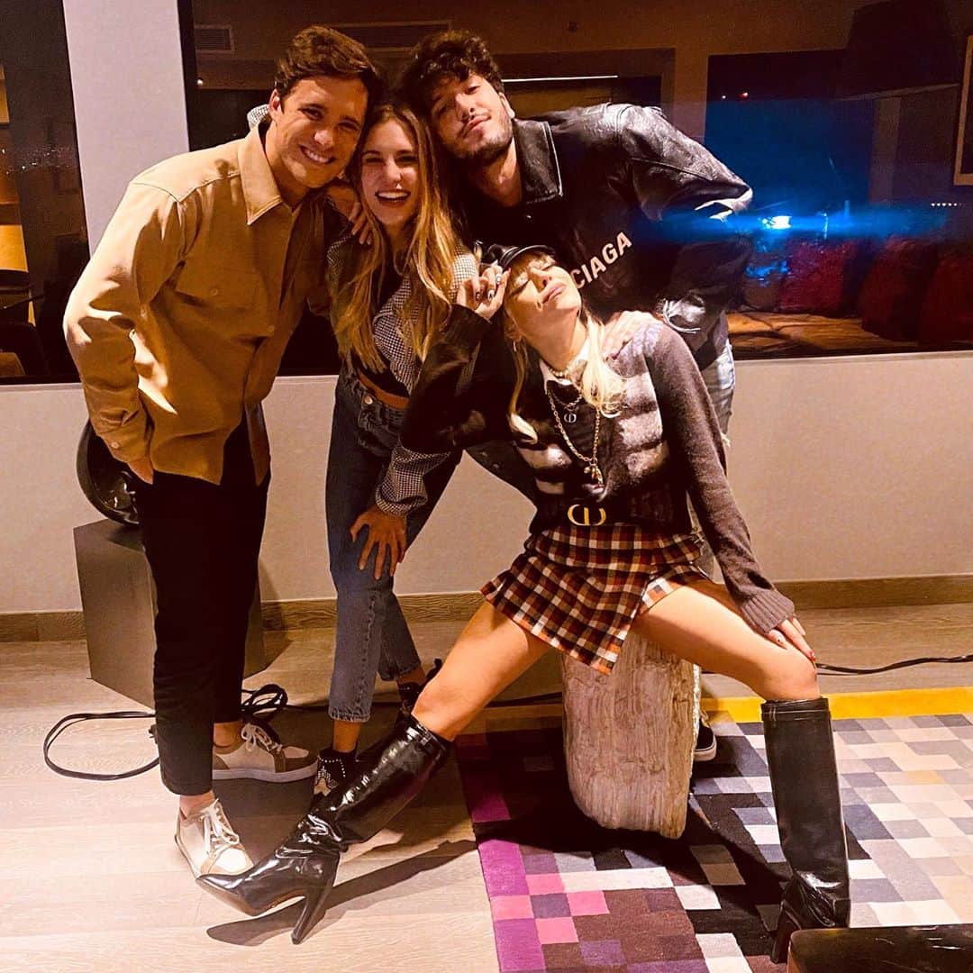 Danna Paolaのインスタグラム：「Y aquí los 4 elementos reunidos en cdmx... sigilosamente majestuosos y libremente incondicionales 🐬🦅 🦁🐱😂🤍」