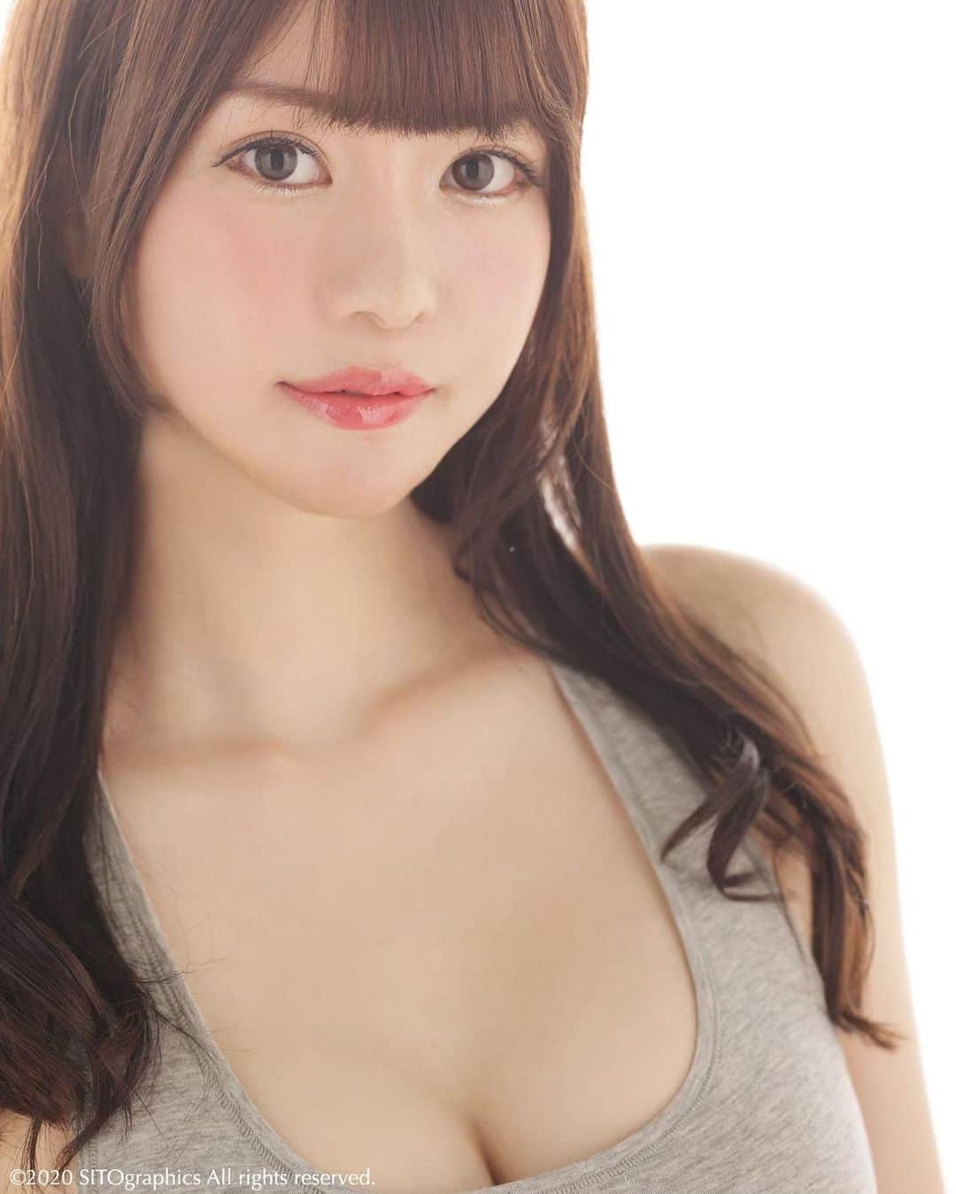 シト山口のインスタグラム：「先週アップした作品が、 只今550,000reach  を記念して今週前半は『鈴木ちひろちゃん特集』として過去作品を回顧します😊💕✨ ３番目の作品は撮影８回目のモデルさんからリクエストの多いカルバンクライン！因みに胸は盛ってないです😃  model #鈴木ちひろ @chihiro0917_  photo シト山口 @sito_yamaguchi  #model #make #fashion #hairmake #photo #profoto #shoot  #instafollow #フォロー  #いいね #モデル #小顔 #スタイル #ヘアメイク #メイク #ポートレート #ファッション #ビューティー #作品撮り #写真好きな人と繋がりたい #撮影 #一眼レフ #モデル募集 #被写体 #水着 #swimwear ©︎2020 SITOgraphics all right reserved.  次回はビューティも撮りたいね😊」
