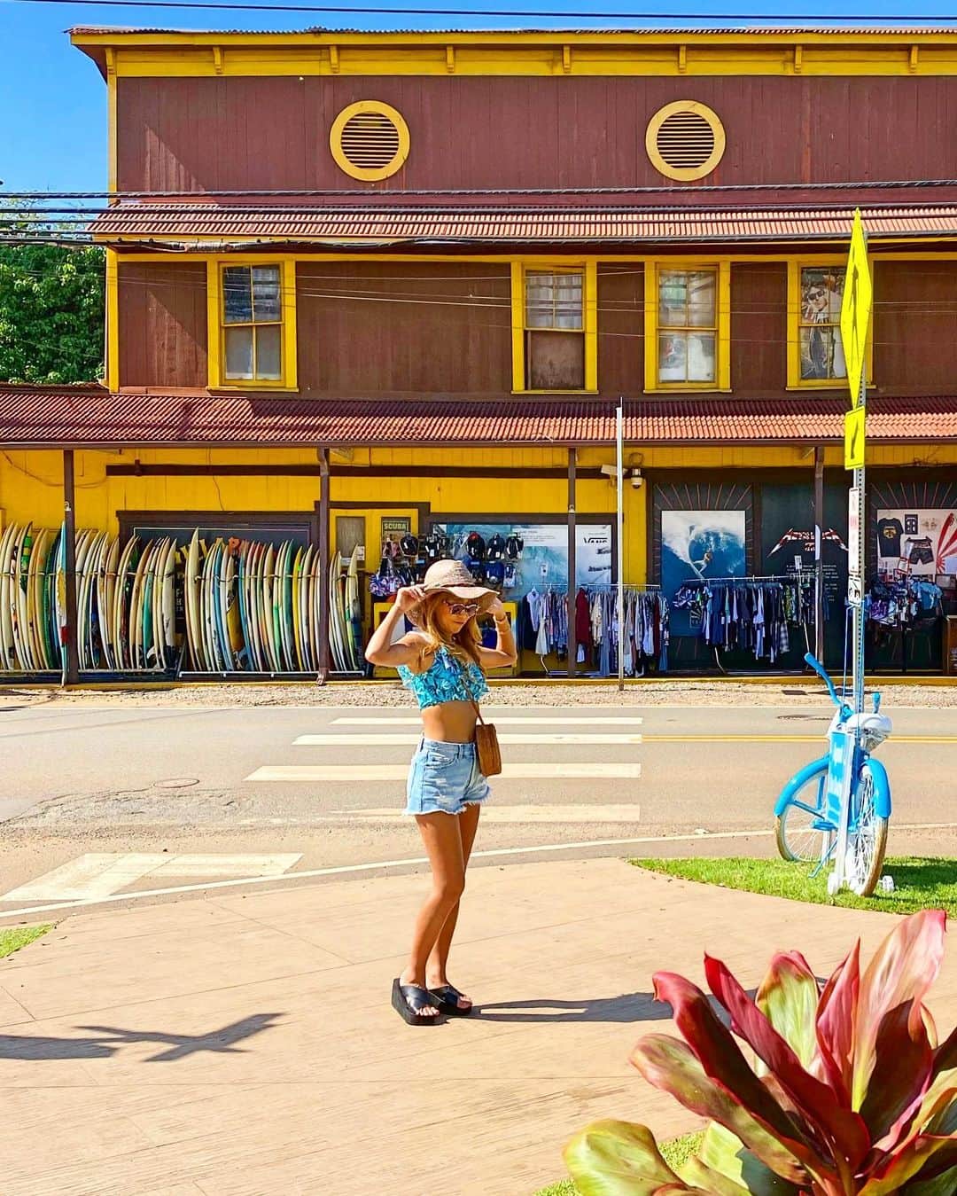 shihoのインスタグラム：「💛🤎🌼🤎💛 ・ ハレイワの街の雰囲気が本当に大すき。 同じHawaiiだけど ワイキキとはガラリと変わる この空気感たまらない🤤🤎 ・ 時間がゆ〜〜くり流れている雰囲気の ハレイワだけど、、 見るところはたくさん、 写真すぽっとも多くて もうこんな時間？！と時間が一瞬で 過ぎちゃってるHawaiiあるある😂💛笑 ・ #hawaii#islandofoahu#oahu#ハワイ#trip #オアフ島#travel#loco_hawaii#travel_jp #funtorip#タビジョ#旅MUSE#genic_travel #genic_mag#たびねす#旅行#genic_hawaii #haleiwa#ハレイワ#haleiwatown#northshore #town#shop#ハレイワタウン#oahuhawaii #tabijyomap_hawaii#lealeahawaii#2020」