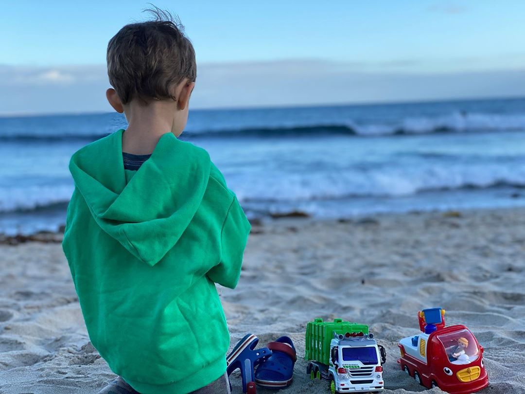 アダム・シャピロのインスタグラム：「This kid 💚」