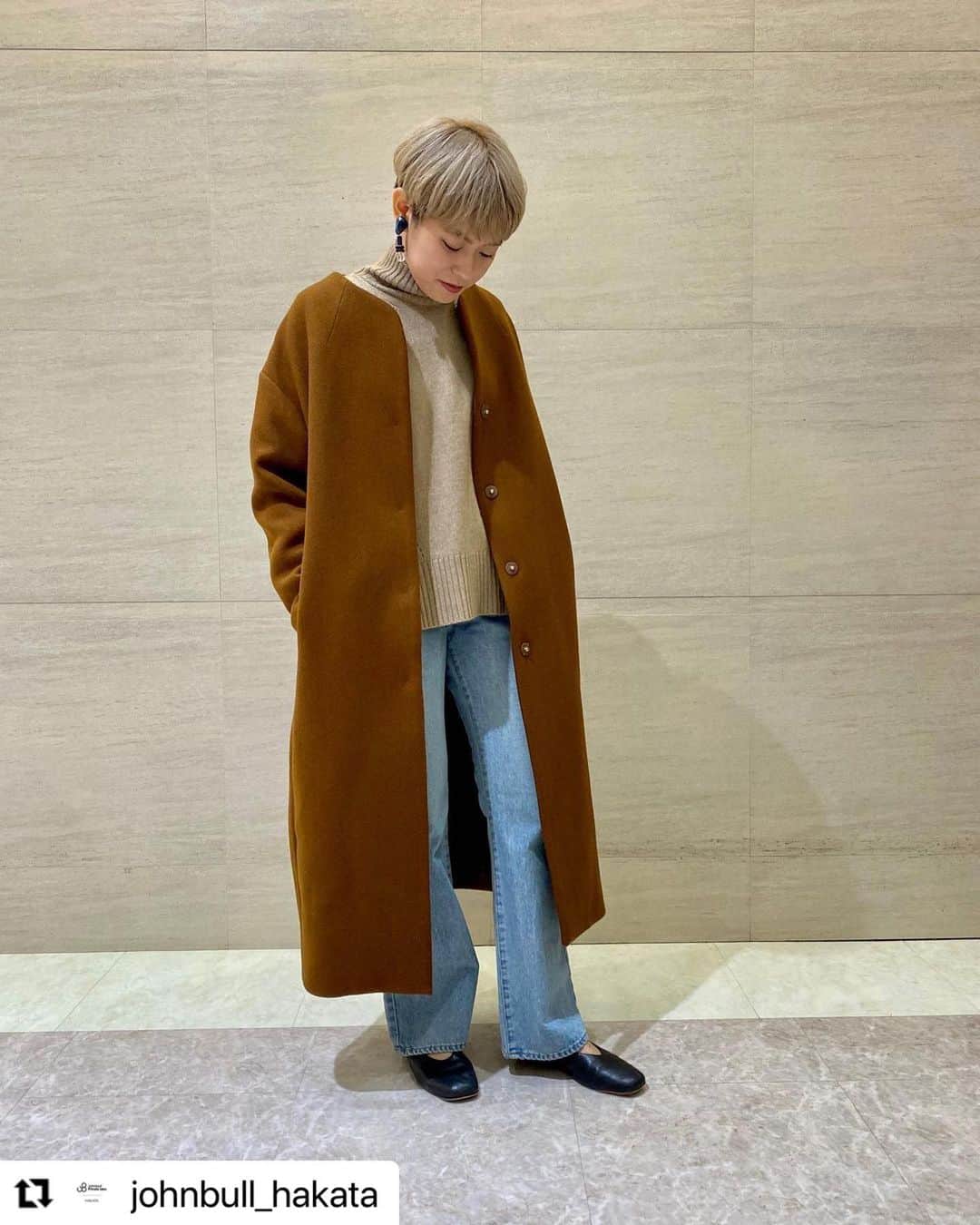 ジョンブルさんのインスタグラム写真 - (ジョンブルInstagram)「#Repost  ・・・ 【JOHNBULL WINTER FAIR⛄️】﻿ WINTER FAIR 対象オススメアイテムのご紹介です！﻿ ﻿ こちらのウールノーカラーコート🧥﻿ まずシルエットがとても綺麗なんです！﻿ 程よく厚みのある生地感が、また﻿ 全体のシルエットをしっかり良く見せてくれます✨﻿ ﻿ 着るとスッキリに見えますが、中にニットなどを﻿ しっかり着てもらえるサイズ感になっております！﻿ ﻿ デニムなどのカジュアルなパンツと合わせるのが﻿ オススメです✨﻿ ニット、デニムとの組み合わせ、本当に﻿ かわいいです🥺﻿ ﻿ COAT ﻿ lot.AL997﻿ ¥28000(+tax)﻿ ⇨ https://www.privatelabo.jp/item/53691998.html ﻿ KNIT ﻿ lot.ZC596﻿ ¥16000(+tax)﻿ ﻿⇨ https://www.privatelabo.jp/item/53692028.html  PANTS ﻿ lot.V1080(+tax)﻿ ¥19000﻿ ﻿ ﻿ #2020johnbull_winterfair﻿ ﻿ #johnbull﻿ #johnbullprivatelabo﻿ #ジョンブル﻿ #ジョンブルプライベートラボ﻿ #アミュプラザ博多#博多駅#アミュ﻿ #fashion#coordinate#マスク#ファッションマスク﻿ #ジーンズ#jeans#サロペット#デニム#ニット﻿ #コート#ノーカラーコート﻿ #フェア#winterfair﻿ ﻿」10月29日 11時59分 - johnbull_private_labo