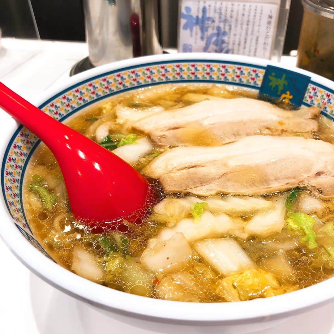 エキマル子 ＊エキマルシェ新大阪 公式＊のインスタグラム：「こんにちは♫エキマル子です✨﻿ ﻿ 本日は、どうとんぼり神座から﻿ 「おいしいラーメン」をご紹介～😆✨﻿ ﻿ さっぱりなのにコクがあるスープが﻿ クセになる一杯🍜﻿ ﻿ 素材の旨みがギュッと詰まった秘伝のスープは﻿ 厳しい審査に合格した「スープソムリエ」だけが﻿ つくることができる味なんだとか😳✨﻿ ﻿ 移動の合間の腹ごしらえに﻿ ぜひお立ち寄りくださいませ～🙌﻿ ﻿ ﻿ ⌒⌒⌒⌒⌒⌒⌒⌒⌒⌒⌒⌒⌒⌒⌒⌒⌒⌒⌒⌒⌒﻿ 🏠 #どうとんぼり神座﻿ ⏰ 平日 9：30～23：00﻿ 土日祝 9：30～22：00（短縮営業中）﻿ ﻿ 大阪でラーメンといえばここ！﻿ 神座の大人気メニュー「おいしいラーメン」を中心に、﻿ 餃子や唐揚げ、ご飯物など﻿ 豊富なメニューをラインナップ。﻿ ﻿ ⌒⌒⌒⌒⌒⌒⌒⌒⌒⌒⌒⌒⌒⌒⌒⌒⌒⌒⌒⌒⌒﻿ ﻿ #エキマルシェ #新大阪﻿ #エキマル子 #エキマルシェ新大阪﻿ #ekimarche #shinosaka﻿ ﻿ #神座 #ラーメン #新大阪ランチ #ランチ ﻿ #大阪ランチ #大阪グルメ #麺スタグラム #ラーメン部﻿ ﻿ ﻿ #shinosakastation #新大阪駅構内 #お土産 #신오사카﻿ #foodphotography #foodstagram #foodie #instafood﻿ #大阪土産 #大阪旅行﻿」