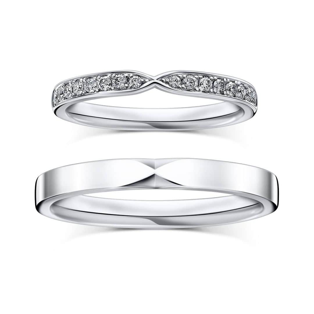 ラザール ダイヤモンド ブティック公式 | 婚約・結婚指輪さんのインスタグラム写真 - (ラザール ダイヤモンド ブティック公式 | 婚約・結婚指輪Instagram)「結婚後、エンゲージリングはオケージョンに身につけるもの。そんなイメージは払拭して、普段から楽しむのはどうだろう？  「ウィル」は、ダイヤモンドのボリュームが際立つ4本爪で支え、アームにもぎっしりとメレダイヤを施したエンゲージリング。アームのベースが同じく、センター部分でクロスするようなマリッジリングの「ウィズ」とのレイヤリングで、この上ない親和性を生み出す。  確固たる気品と優雅さにたくましさも兼ね備えた、新時代のロマンティック。毎日身につけて、その贅沢さを堪能したい。  プロフィールのリンクからHPをご覧いただけます。﻿ → @lazarediamond_boutique  #結婚指輪 #婚約指輪 #マリッジリング #ブライダルジュエリー #エタニティリング #エンゲージリング #marriagering #bridaljewelry #engagementring #結婚指輪選び #婚約指輪選び #結婚指輪探し #婚約指輪探し #lazarediamond #ラザールダイヤモンド #will #ウィル #with #ウィズ」10月29日 12時00分 - lazarediamond_boutique