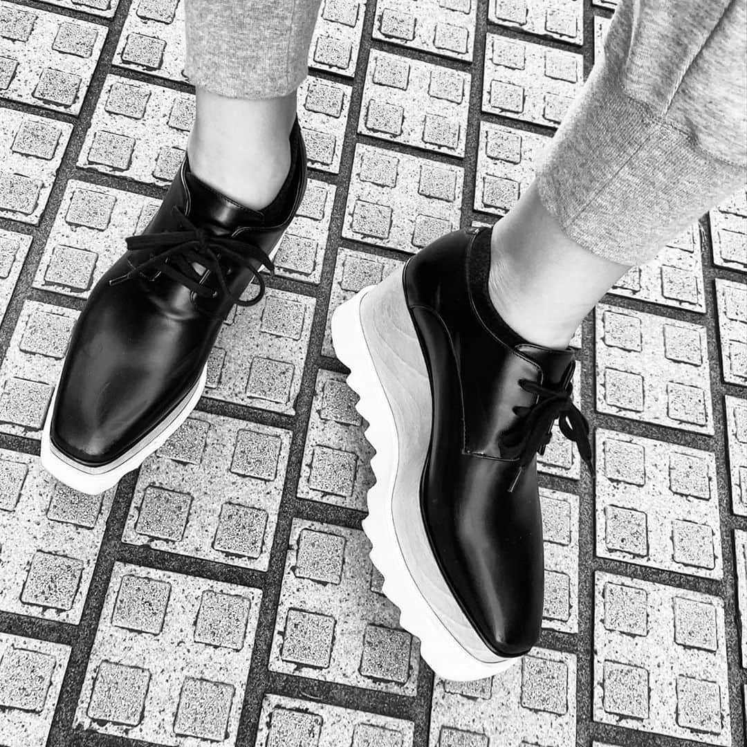 Chiharuのインスタグラム：「It's  too hard to walk😂 年に数回しか履かない靴👢 可愛いんだけど、重くて硬いの、、 おしゃれでかつ歩きやすい靴がいいよね〜😂 . #靴フェチ #靴好き女子  #靴好きな人と繋がりたい  #メルカリ出そうかな」