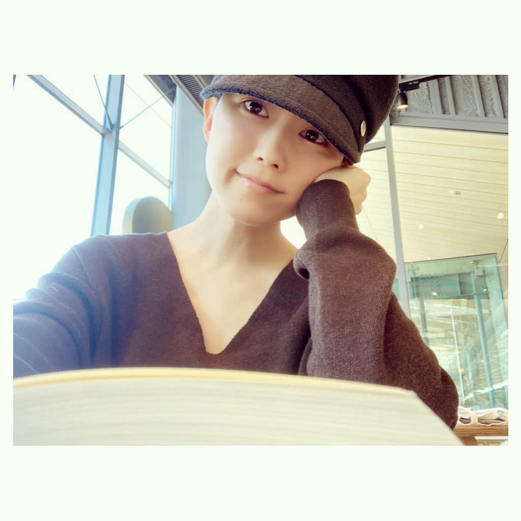 原田佳奈さんのインスタグラム写真 - (原田佳奈Instagram)「・ ・  秋晴れ。  最近は(も？)本ばかり読んでいます。  今週は　#川上未映子　week。  #きみは赤ちゃん #すべて真夜中の恋人たち #夏物語 #ヘブン  などなど。。  もう一度読むとまた新たな発見が。」10月29日 12時02分 - kanaharada1211