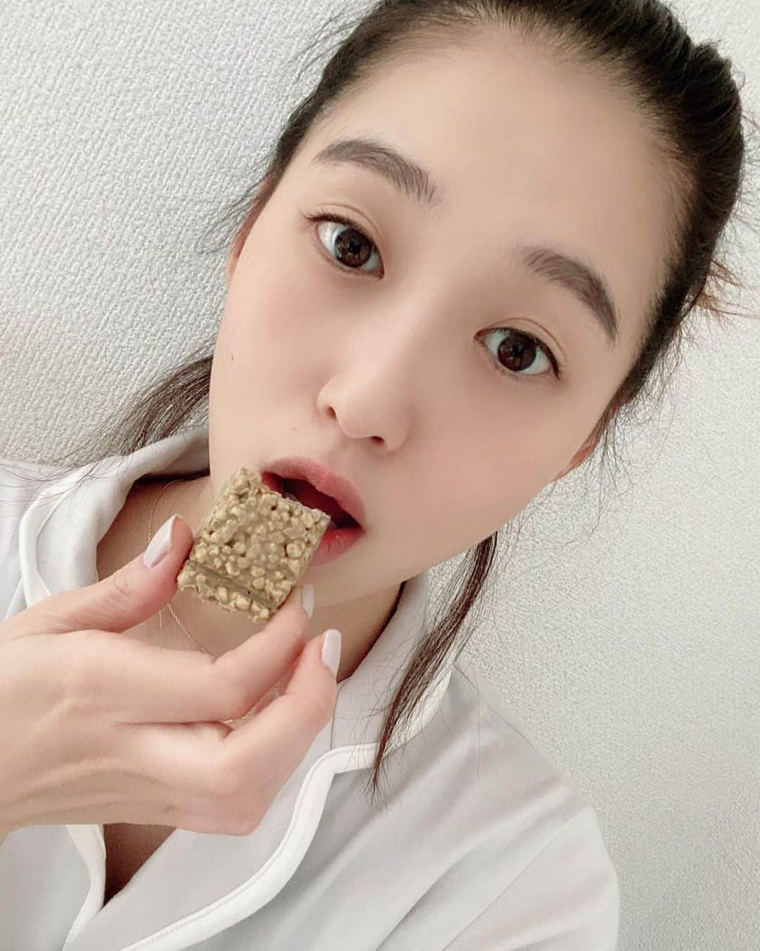 谷川りさこさんのインスタグラム写真 - (谷川りさこInstagram)「朝ごはんにプロテインバー 味も美味しくて、 20グラムのタンパク質を朝からしっかり取ることで 1日元気に過ごせます！！  私はトレーニング後に 一口食べることもしてるよ  #PR #プロテインバー #AIMOVE」10月29日 12時03分 - risakoko