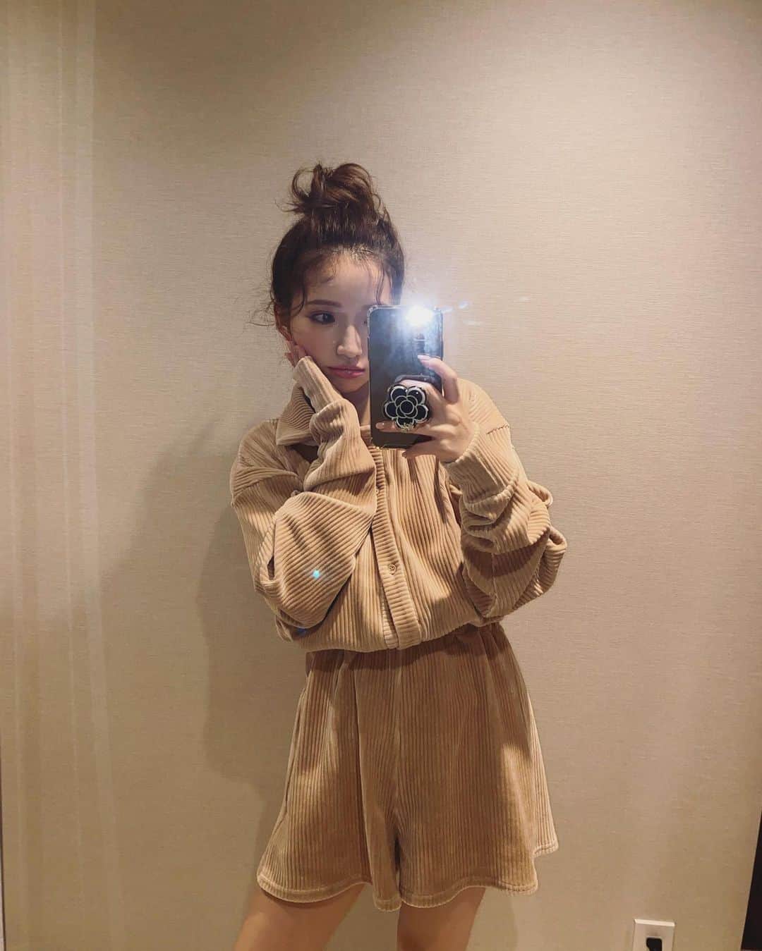 南りほのインスタグラム：「🍍ヘア〜お団子🧡 冬に着るミニ丈感のはロングブーツかニーハイ一択🤍 秋服と冬服が一番すきです🖤」