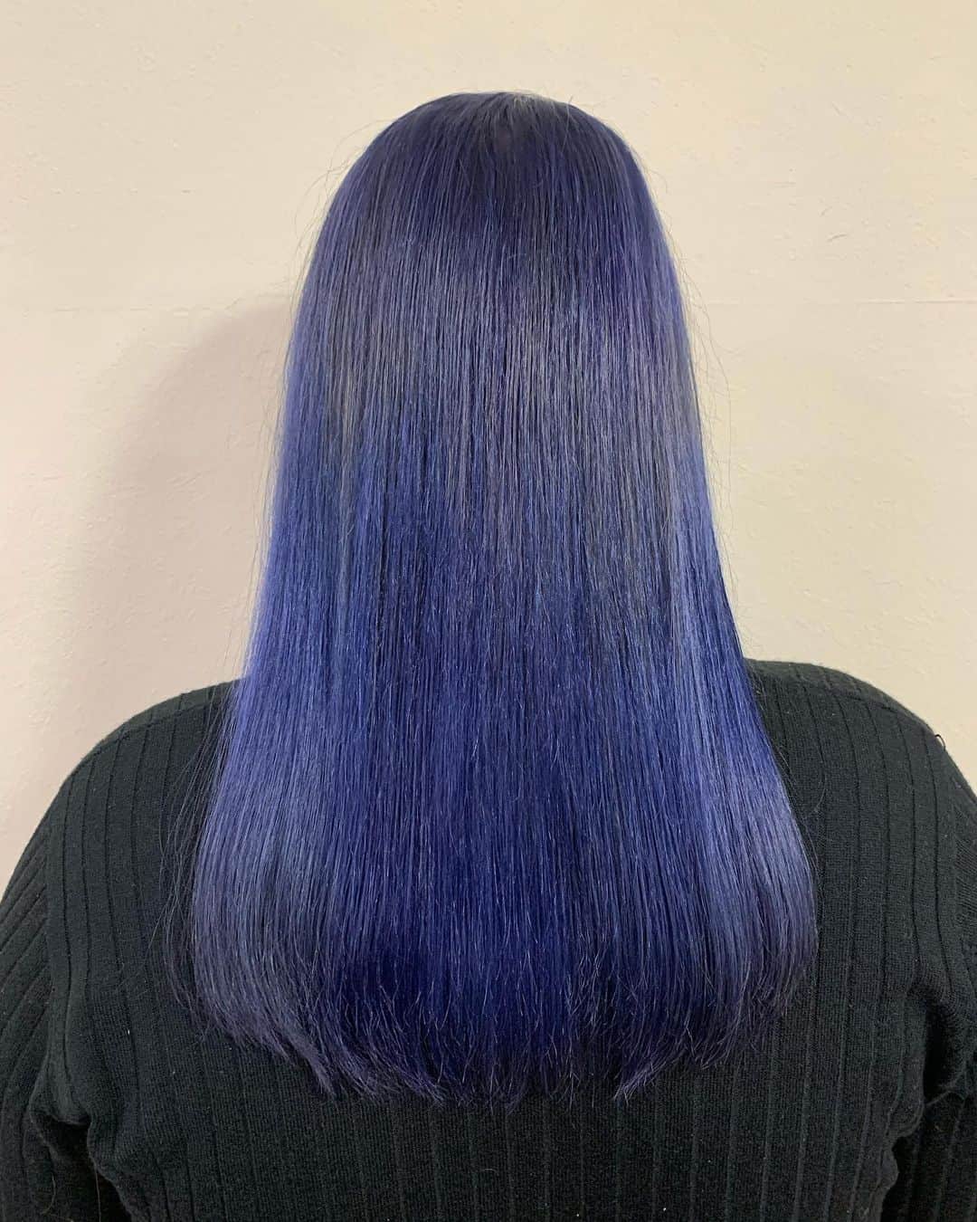 salon PRATiNO(サロンプラチノ)のインスタグラム：「. ✨コバルトブルーカラー✨. . アディクシーカラーで透明感あるブルーカラーに💓  . . 【CLAVIS PRATINO】 ◇月曜日～土曜日 10:00～20:00 ◇日曜日 10:00～18:00  ※定休日なし ※時間外はお問い合わせください。 愛知県名古屋市中区錦3-4-19石垣ビル７Ｆ ☎︎052-962-7017  【PRATINO SNS・お店情報】  Instagram  メインアカウント→ clavis_pratino スタッフアカウント→ pratino_staff YouTube → https://www.youtube.com/channel/UC29An_f8mXliizce-Y6AUsA  LINE@→ ＠clavis-pratino HP→ http://clavis-pratino.com CLAVIS公式アプリ→ アプリ検索「CLAVIS 公式アプリ」  . #hairstyle #hair #cornrow #braids #clavispratino #spiralperm #pratino #hairsalon #nagoya #haircolor #love #派手髪 #外国人風カラー #バレイヤージュ #グラデーション #コーンロウ #ブレイズ #スパイラルパーマ#ピラミンゴカラー  #特殊ヘア #ブラックヘア #美容室 #ヘアサロン #ヘアスタイル #ヘアカラー #クラビスプラチノ #名古屋 #栄 #錦」