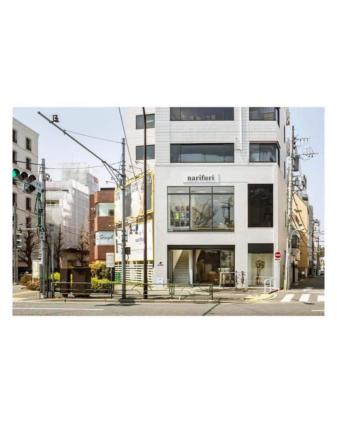 narifuri_japanさんのインスタグラム写真 - (narifuri_japanInstagram)「１Fに自転車販売／メカニック「charifuri」　  ２Fにスポーツ・カジュアル・スーツラインを展開する「narifuri」を展開する旗艦店narifuri tokyo。﻿ ﻿ ファッションエリア原宿と、バイシクルエリア千駄ヶ谷・外苑のちょうど中間地点、千駄ヶ谷交差点にあります。﻿ ﻿ ﻿ #narifuri﻿ #narifuritokyo﻿ #ナリフリ」10月29日 12時07分 - narifuri_japan