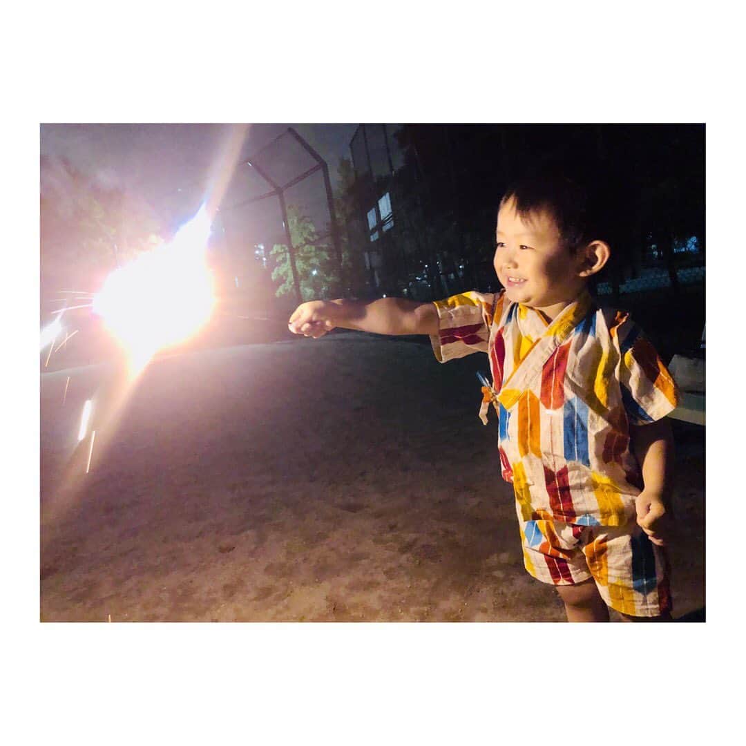 小河結香のインスタグラム：「夏の終わりに天使と花火🎆 いつの話だっけ❓確か9月の終わり頃の話✋ 甚平着ちゃって可愛い👼 今年は浴衣着なかったな🤔 来年はお祭りとかあると良いけどね💕 #夏の終わり #花火 #手持ち花火 #ただの天使 #ちっちゃな彼氏 #ベビスタグラム #インスタベビー #ig_baby #キッズレート #キッズフォト #ベビーフォト #子供写真 #赤ちゃん写真」