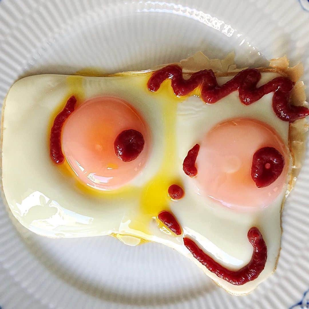 大地真央さんのインスタグラム写真 - (大地真央Instagram)「🥚目玉焼きアート🎨 今日は７つの目玉焼きと３枚の・・・⁉️ 🍳🍳🍳🍳🍳🍳🍳☕☕☕ ・赤ちゃんアヒルの控えめなゆるキャラ🐣 ・お顔のシワがちょっと気になるお年頃💆‍♀ ・ご機嫌なミノムシ🐛 ・親知らず🦷を抜いたばかりの少年 ・眠いのを我慢しているおじいちゃんの鳥🐦 ・ミニハットでおしゃれした太眉の女の子🎩 ・もみあげと前髪がカーリーな紳士🦱 ・目玉焼きアート『マグカップ』いろんな角度で👀  もうご存知の方もいらっしゃると思いますが、 みなさんお待ちかねー👏（みなさんて誰？） 目玉焼きアートのグッズが完成しました~~~🥳😆✌ Good Morning ならぬ、Good MAO ning‼ 数ある中から選ばれた目玉焼きのまわりには、 ケチャップの模様も☀❤🐾❌➿ もちろん、私も毎日使ってまーす（＾Ｏ＾☆♪ 色も柄もテンションアッ〜プ⤴⤴⤴です‼️ あなたも是非❣  #目玉焼きオリジナルアート 🍳 #マグカップ #朝食 #目玉焼き 🍳 #ノンオイル #ケチャップ🍅 #亜麻仁オイル #中村農場#烏骨鶏 #リアルオーガニック卵 #卵 🥚×2 #卵 🥚×1 #笑おう#免疫力アップ  #大地真央 撮影📱 #MAODAICHI @maodaichi_official_goods」10月29日 12時11分 - daichimao_official