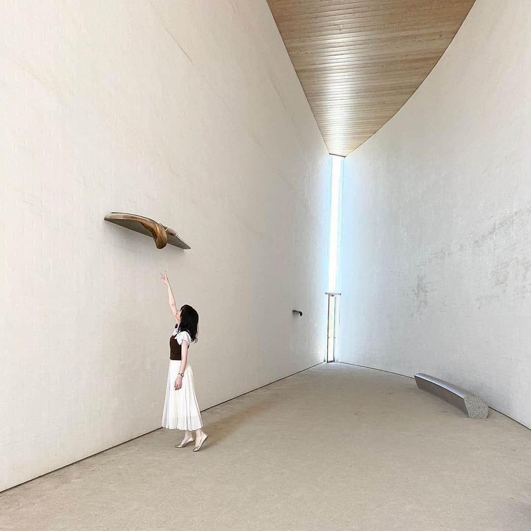 isutaさんのインスタグラム写真 - (isutaInstagram)「現代アートを五感で楽しむ♡﻿ 体験型の美術館が気になる…！﻿ ﻿ ﻿ 岡山県・奈義町にある「奈義町現代美術館」は、世界的な建築家である磯崎新氏によって設計された美術館。﻿ ﻿ ﻿ 通称Nagi MOCA（ナギ・モカ）と呼ばれています。﻿ ﻿ ﻿ こちらで常設で展示されている作品は「大地・月・太陽」の3つ。﻿ ﻿ ﻿ 作品と建物が一体化した展示が特徴的で、各作品に五感で楽しむ仕掛けが施されているため、現代アートに詳しくない方でも楽しめる美術館なんです♩﻿ ﻿ ﻿ 鑑賞後は、池に面した喫茶室でひと休みするのもおすすめですよ◎﻿ ﻿ ﻿ 喫茶室からも各展示室や那岐山頂が望め、美しい景色なんだとか。﻿ ﻿ ﻿ 自然と調和する美術館で、癒しのひと時を過ごしてみてはいかが？﻿ ﻿ ﻿ 【奈義町現代美術館】﻿ 住所：岡山県勝田郡奈義町豊沢441﻿ 営業時間：9:30～17:00﻿ 定休日：月曜﻿ ﻿ ﻿ photo by﻿ @kumacho_0429﻿ @mofufu_.04﻿ @3____m13 ﻿ @fuk180﻿ @nnh0608___﻿ @peach____grm﻿ ﻿ ﻿ #isuta #イスタ #isutapic ﻿ #isutacafe #カフェ巡り #おしゃれカフェ ﻿ #カフェスタグラム #cafestagram #カフェ #カフェ好き﻿ #岡山 #奈義町 #女子旅 #旅行 ﻿ #奈義町現代美術館 #musium #現代アート﻿ #nagimoca #美術館 #美術館巡り ﻿ #インスタ映え #映え #フォトジェニック ﻿ #休日の過ごし方 #映えスポット ﻿ #お出かけスポット #お洒落な人と繋がりたい ﻿ #カフェ好きな人と繋がりたい #喫茶店」10月29日 12時14分 - isuta_jp