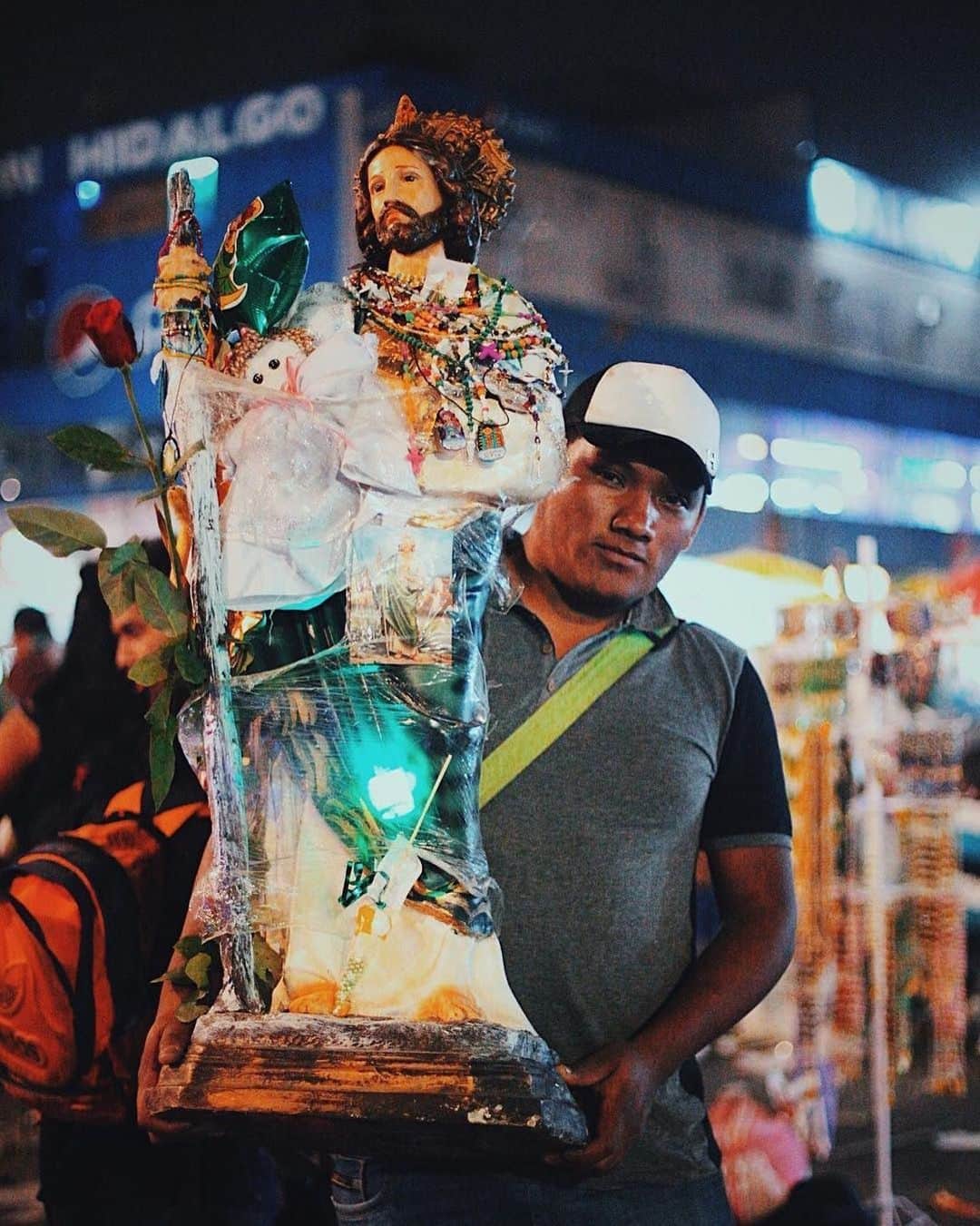 Chad Santosさんのインスタグラム写真 - (Chad SantosInstagram)「📸 #メキシコシティ #メキシコ #sanjudas #sanjuditas #sanjudastadeo #religion #documentary #miracle #写真 #写真家 #bokeh #mexicourbano #mexicocity #paisajedfeño #MexInstantes #everydaymexico #vive_mexico #streetclassics #fubiz #망자의날 #somewheremagazine #achadosdasemana #hallazgosemanal #whp #mexigers #WHPpretend#mexicourbano #natgeoyourshot #reportagespotlight」10月29日 12時14分 - elchadsantos