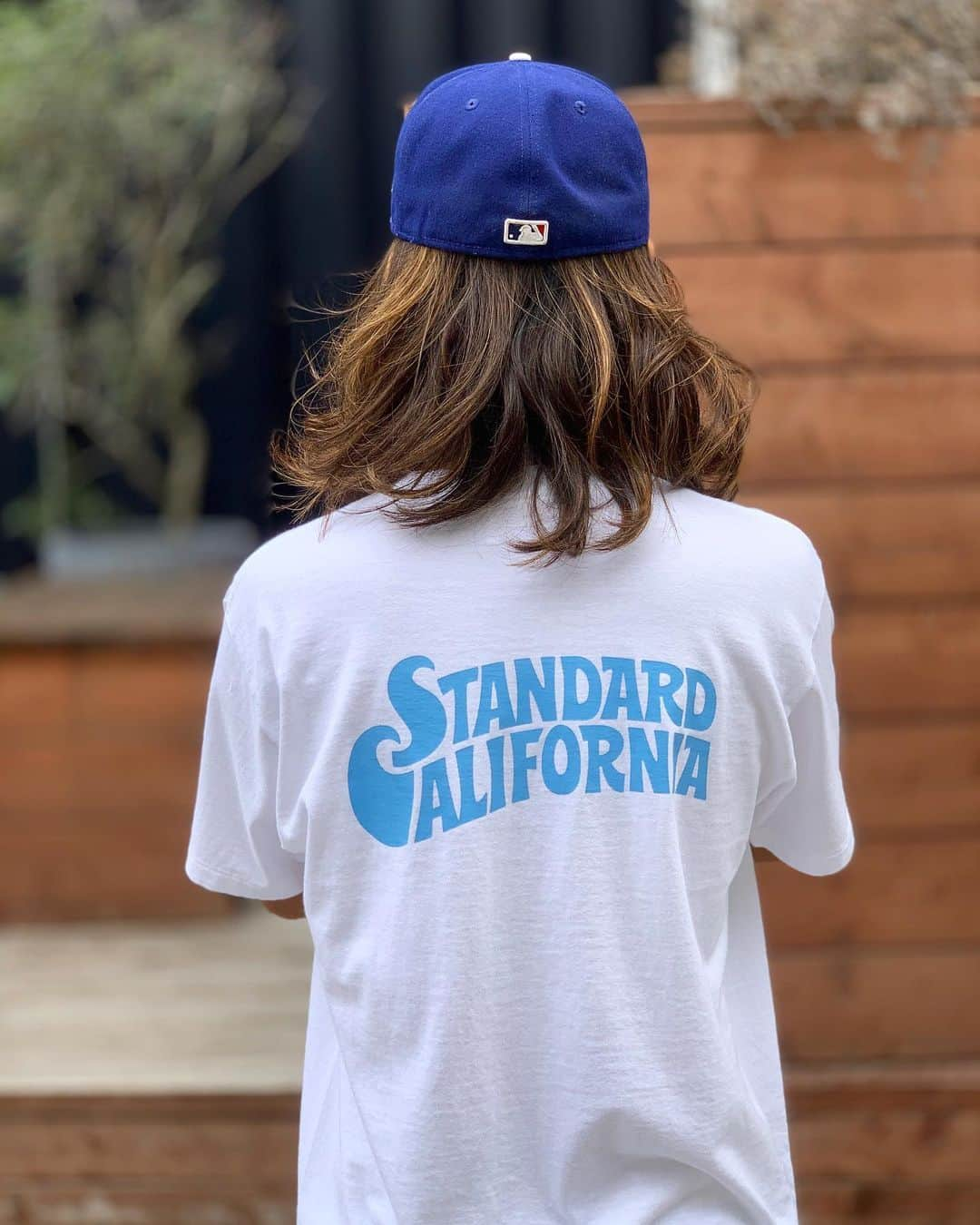 スタンダードカリフォルニアさんのインスタグラム写真 - (スタンダードカリフォルニアInstagram)「「Surfrider Foundation」とStandard Californiaとの初コラボレーションTシャツは、サンフランシスコのサインペインター"Jeff Canham"による描き下ろし。  また、このコラボTシャツのイメージに合わせStandard Californiaのロゴも新たにデザインしてもらいました。Jeffならではのアートワークを感じて頂ける1枚です。  #standardcalifornia #スタンダードカリフォルニア  #surfriderfoundation  #surfriderfoundationjapan #サーフライダーファウンデーション #jeffcanham #ジェフカンハム #tee #tshirt #tシャツ #fashion #ファッション#todaysstaffofstandardcalifornia」10月29日 12時16分 - standardcalifornia