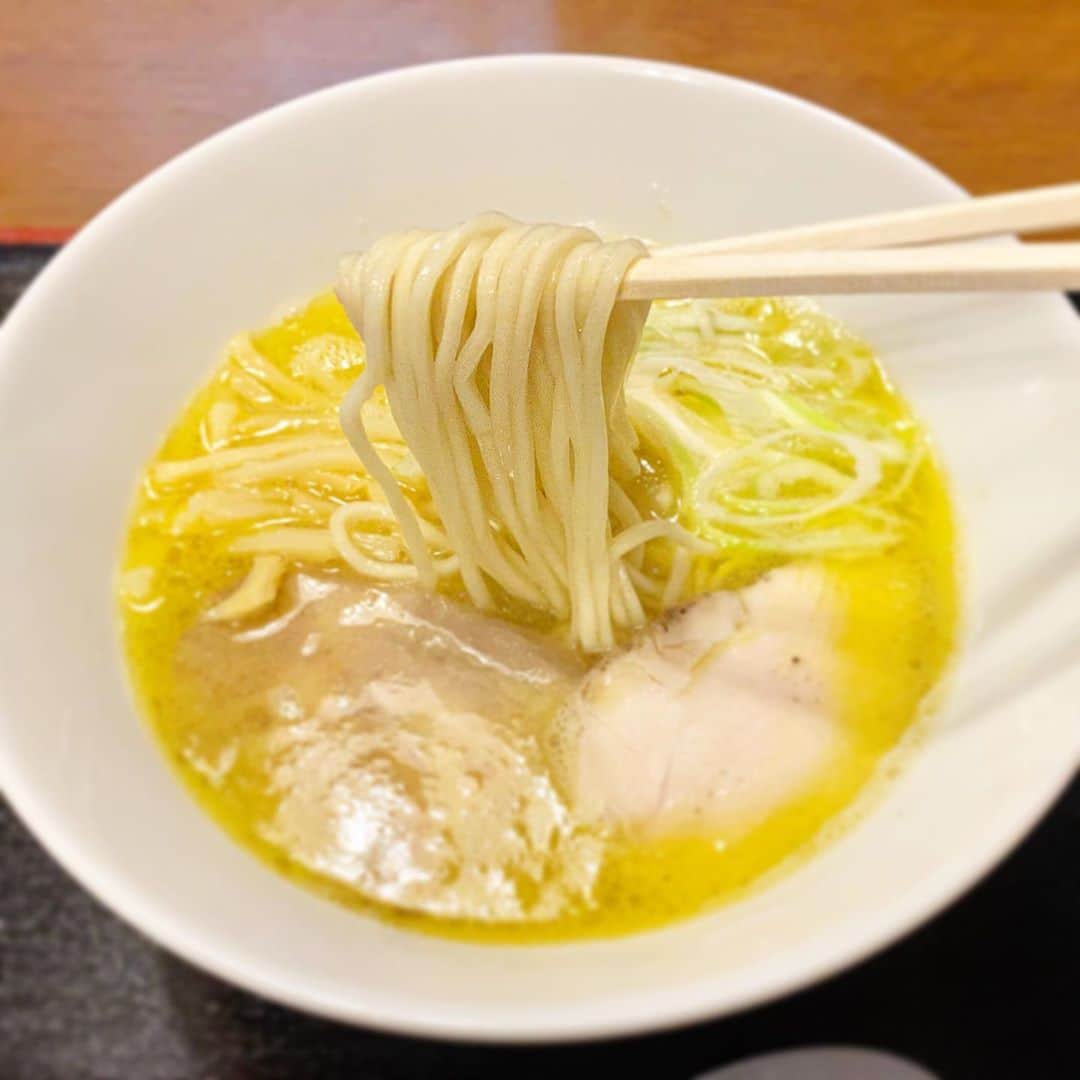 のインスタグラム：「黄金のスープ。 箸上げしたくなる麺。 美味しかった🍜ご馳走様でした #麺魂さまろ #豚鶏 #とんとりぃ #塩 #八戸 #ラーメン #八戸ランチ #麺スタグラム」