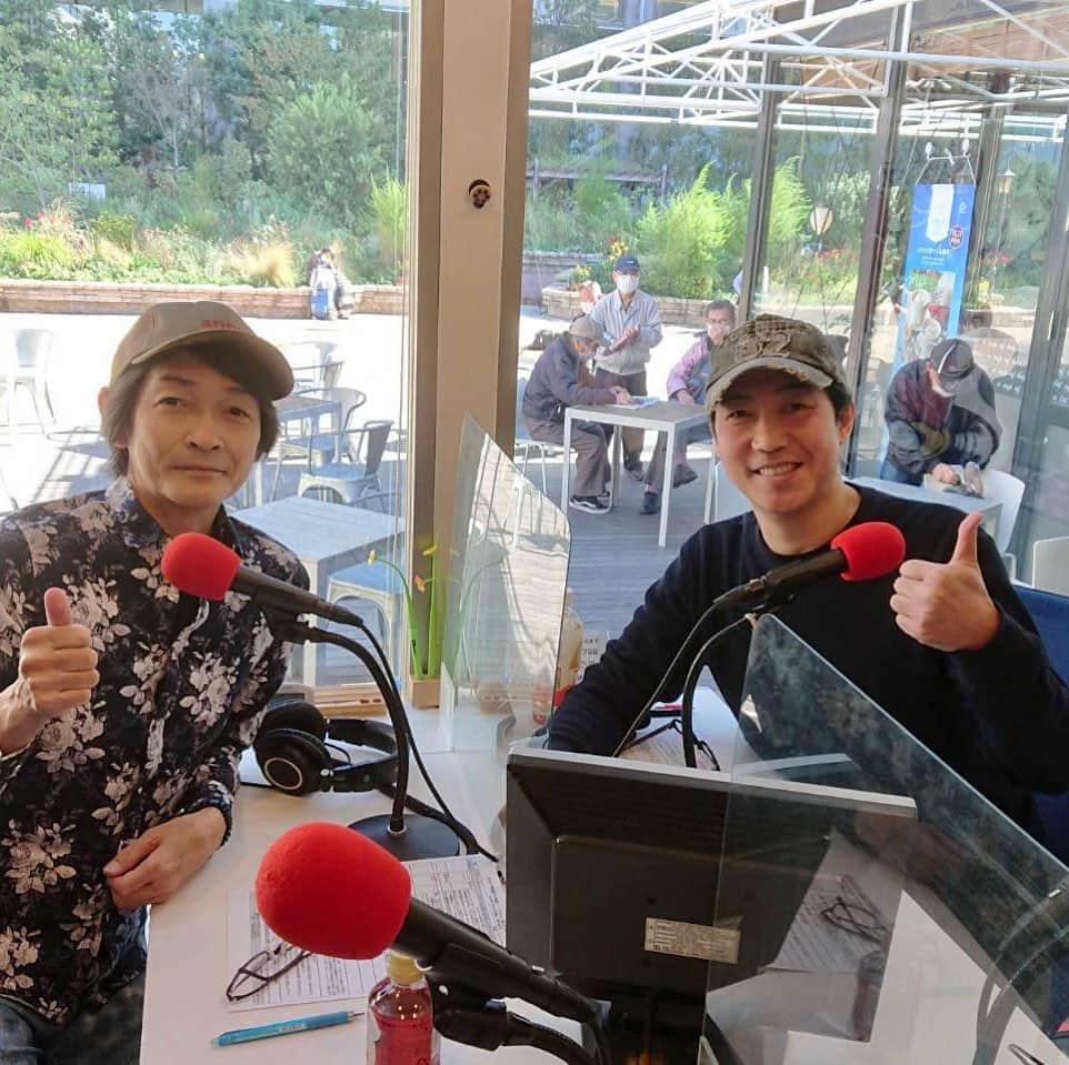 堀江淳のインスタグラム：「友達の「黒木じゅん」さんの番組 『おもいで歌謡うた物語』に出演させて貰いました！ それにしてもいい天気☀ https://885fm.jp/ #レインボータウンFM #黒木じゅん #中尾美穂 #コミュニティFM #メモリーグラス  #堀江淳  #ザベストテン  #昭和歌謡  #1981年  #水割りをください  #ラジオ」