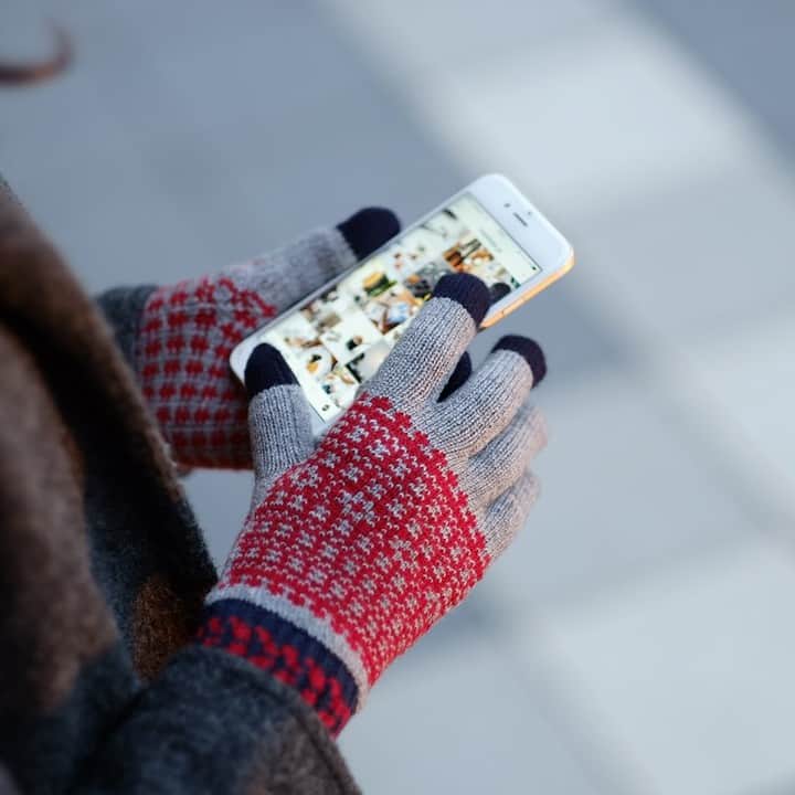 フリーデザインさんのインスタグラム写真 - (フリーデザインInstagram)「冬の必須アイテム、エヴォログのニット手袋が再入荷しました。  日本を代表するグローブブランド「エヴォログ／EVOLG」がつくる、スマートフォンの操作を可能にする機能と防寒性を兼ね備える手袋です。  ラインナップは、フランス語で「花」を意味する「フルール」と、直線的な幾何学模様が特徴の「ジオメトリー」、あったかカバーのついた「ミット」、指先の冷えはもちろん腕までカバーできる「セレーネ」の4種類。すべて手袋をしたままスマートフォン操作ができ、男女どちらの手にもフィットするスグレモノです。  . . ▼詳細はプロフィールのリンクからご覧いただけます。 → @freedesign_jp . 【取扱店舗】 #フリーデザインオンラインショップ #フリーデザイン吉祥寺店 . #エヴォログ #evolog #セレーネ #selene #手袋 #glove #グローブ #冬物 #防寒 #プレゼント #クリスマスプレゼント #北欧 #北欧雑貨 #シンプル #シンプルライフ #シンプルデザイン #雑貨屋 #インテリアショップ #freedesign #フリーデザイン #吉祥寺 #kichijoji」10月29日 12時30分 - freedesign_jp