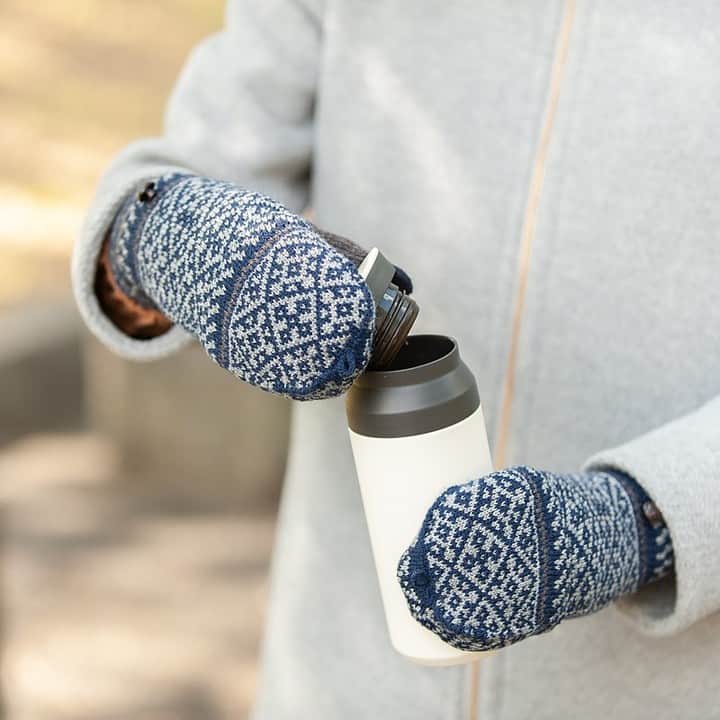 フリーデザインさんのインスタグラム写真 - (フリーデザインInstagram)「冬の必須アイテム、エヴォログのニット手袋が再入荷しました。  日本を代表するグローブブランド「エヴォログ／EVOLG」がつくる、スマートフォンの操作を可能にする機能と防寒性を兼ね備える手袋です。  ラインナップは、フランス語で「花」を意味する「フルール」と、直線的な幾何学模様が特徴の「ジオメトリー」、あったかカバーのついた「ミット」、指先の冷えはもちろん腕までカバーできる「セレーネ」の4種類。すべて手袋をしたままスマートフォン操作ができ、男女どちらの手にもフィットするスグレモノです。  . . ▼詳細はプロフィールのリンクからご覧いただけます。 → @freedesign_jp . 【取扱店舗】 #フリーデザインオンラインショップ #フリーデザイン吉祥寺店 . #エヴォログ #evolog #セレーネ #selene #手袋 #glove #グローブ #冬物 #防寒 #プレゼント #クリスマスプレゼント #北欧 #北欧雑貨 #シンプル #シンプルライフ #シンプルデザイン #雑貨屋 #インテリアショップ #freedesign #フリーデザイン #吉祥寺 #kichijoji」10月29日 12時30分 - freedesign_jp