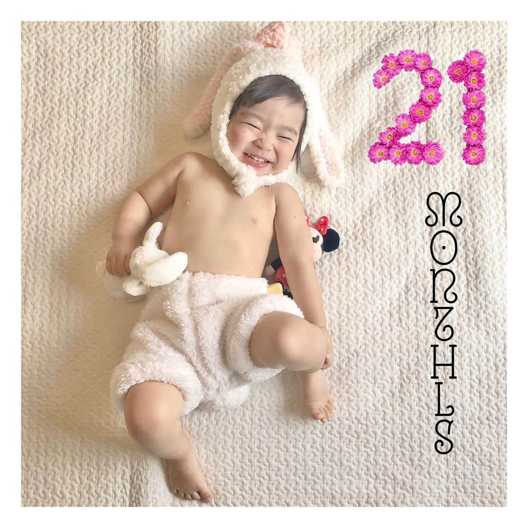 mamamizu.32のインスタグラム：「#21months ( #1y9m )﻿ ﻿ ﻿ ━━━━━━━━━━━━━━━━━━✍🏻️﻿ ﻿ 成長記録☟☟☟☟﻿ ✔身長84cm 体重12㎏ 足 約14cm﻿ ✔おうち知育2ヶ月目 ベビパ3ヶ月目﻿ おうち英語9ヶ月目﻿ ✔完全おままごとブーム中﻿ ✔猫ちゃん大好きになった月﻿ ✔飛行機7回目(往復14回目)﻿ ✔ 最近突然歩くの拒否する😂抱っこマン﻿ ✔ぬいぐるみ愛がとまらない﻿ ✔ジャングルジムやアスレチックなど﻿ 高いところも登れるように！(サポートあり)﻿ ✔持ってるおもちゃ貸したり、﻿ ちょーだいってできることが増えてきた﻿ ✔聞き流ししてた英語を少しずつ話す﻿ ✔簡単な英語を理解してる﻿ (体のパーツ)(pleaseとthank youはセット等)﻿ ✔アルファベット読めるようになった﻿ ✔新しく話せるようになった言葉﻿ ABCソングのRの部分まで完璧👏🏻﻿ 開けてー！、○○って言って！、﻿ ミニちゃん、meow(猫の真似)﻿ 赤、青、きーお(黄色)、葉っぱ、ゆらゆら﻿ ねんねー、こわいよー！、うん！(お返事)﻿ Twinkle Twinkle 、baby、moon﻿ triangle、open、shut、duck﻿ ﻿ ﻿ 9ヶ月目にして、急に色々話したりできる﻿ ようになって驚き！😳😳﻿ 喋り出してさらにかわいさ増してます💗笑﻿ そしてみんなの投稿みて我が子を愛してる姿に﻿ いつもほっこりしています💗﻿ ﻿ ﻿ ﻿ ﻿ bye👋🏻﻿ ﻿ ﻿ ﻿ ﻿ ﻿ ﻿ ﻿  #成長記録 #ゆずまるうさぎ #ゆずちゃん  #21monthsold」