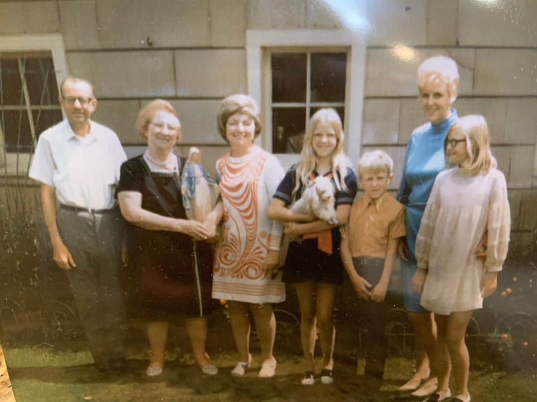 ジェーン・リンチさんのインスタグラム写真 - (ジェーン・リンチInstagram)「Family photo 1970ish. I’m far right with Mom, brother Bob, sister Julie holding Pepi the puppy, beautiful Aunt Marge, Grandma Lynch holding the Blessed Virgin and Uncle John.」10月29日 12時33分 - janelynchofficial
