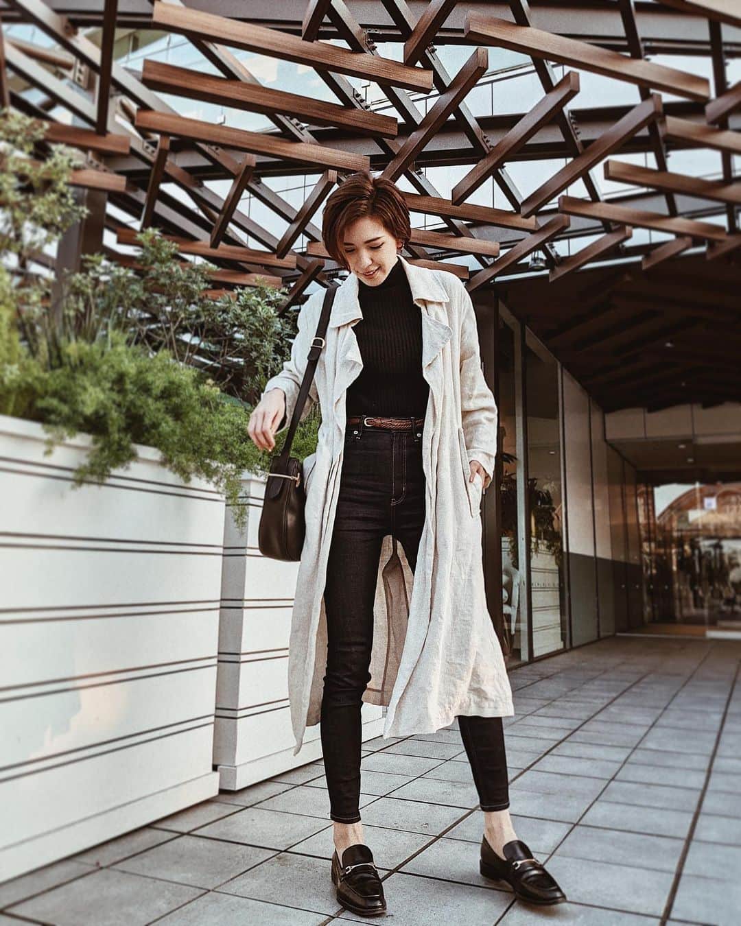 来夏のインスタグラム：「#🖤 髪を切ってから ブラック多めになってきた🕴 🧥 @etretokyo  👕 @to_the_sea_hawaii  👖 @studior330  🥿 @zara  👜 @gucci  #女の子ママ #ママコーデ #秋コーデ #outfit #autumn」