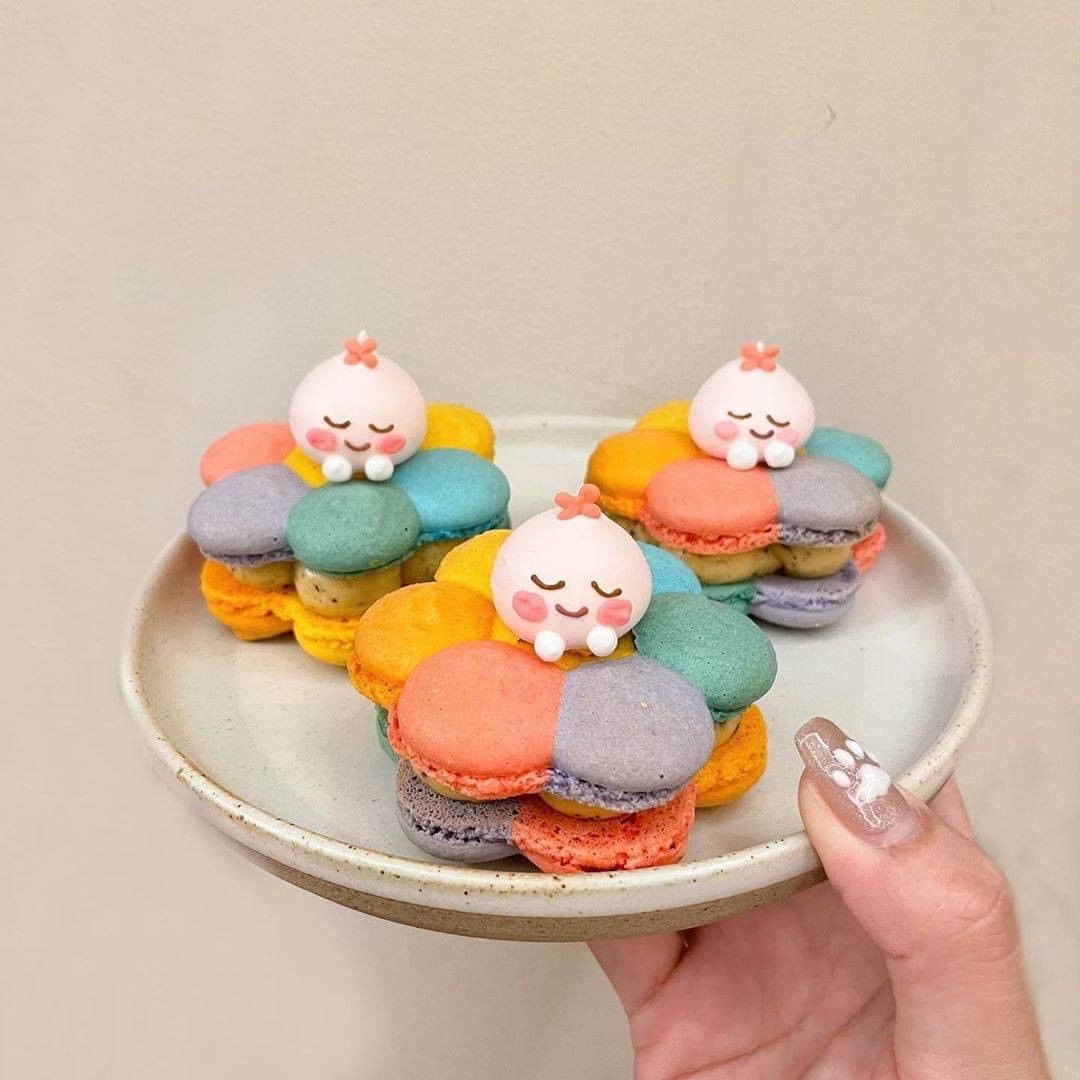 R i R y (リリー)さんのインスタグラム写真 - (R i R y (リリー)Instagram)「『 #apeachcafe 🍑﻿🥛﻿』　　  アピーチカフェの@muun_seoul とのコラボマカロン🤎 #apeachomotesando で購入できるそうです😍 11月1日〜29日の1ヶ月限定だそうです🙊  Photo by﻿ @xxayapink  @rie_tabi  ✴︎---------------✴︎---------------✴︎﻿ ﻿ ▶▶Instagram・Twitter・TikTokで掲載する写真を募集中📸﻿ カワイイ写真が撮れたら、@velle.jp をタグ付けするか、ハッシュタグ #velle_jp をつけて投稿してみてね♪﻿ ﻿ velle編集部と一緒にカワイイで溢れるvelleを創っていこう😚🤍  ✴︎---------------✴︎---------------✴︎﻿ #ムーンアピーチ #アピーチカフェ #muunseoul #ムーンソウル #apeachcafe #apeachomotesando #原宿カフェ #表参道カフェ #東京カフェ #harajukucafe #omotesandocafe #カフェ巡り #カフェ活 #カフェスタグラム #韓国カフェ #トゥンカロン #マカロン #macaron #韓国風 #かふぇめぐり #かふぇすたぐらむ #日本美食 #カペ #インスタ映え #おしゃれカフェ」10月29日 18時00分 - velle.jp