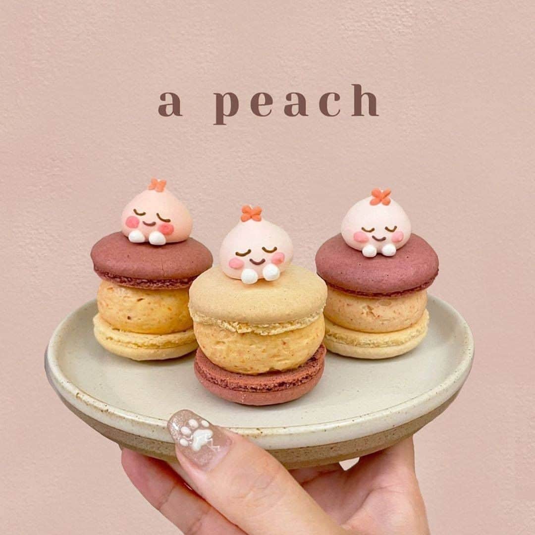 R i R y (リリー)さんのインスタグラム写真 - (R i R y (リリー)Instagram)「『 #apeachcafe 🍑﻿🥛﻿』　　  アピーチカフェの@muun_seoul とのコラボマカロン🤎 #apeachomotesando で購入できるそうです😍 11月1日〜29日の1ヶ月限定だそうです🙊  Photo by﻿ @xxayapink  @rie_tabi  ✴︎---------------✴︎---------------✴︎﻿ ﻿ ▶▶Instagram・Twitter・TikTokで掲載する写真を募集中📸﻿ カワイイ写真が撮れたら、@velle.jp をタグ付けするか、ハッシュタグ #velle_jp をつけて投稿してみてね♪﻿ ﻿ velle編集部と一緒にカワイイで溢れるvelleを創っていこう😚🤍  ✴︎---------------✴︎---------------✴︎﻿ #ムーンアピーチ #アピーチカフェ #muunseoul #ムーンソウル #apeachcafe #apeachomotesando #原宿カフェ #表参道カフェ #東京カフェ #harajukucafe #omotesandocafe #カフェ巡り #カフェ活 #カフェスタグラム #韓国カフェ #トゥンカロン #マカロン #macaron #韓国風 #かふぇめぐり #かふぇすたぐらむ #日本美食 #カペ #インスタ映え #おしゃれカフェ」10月29日 18時00分 - velle.jp
