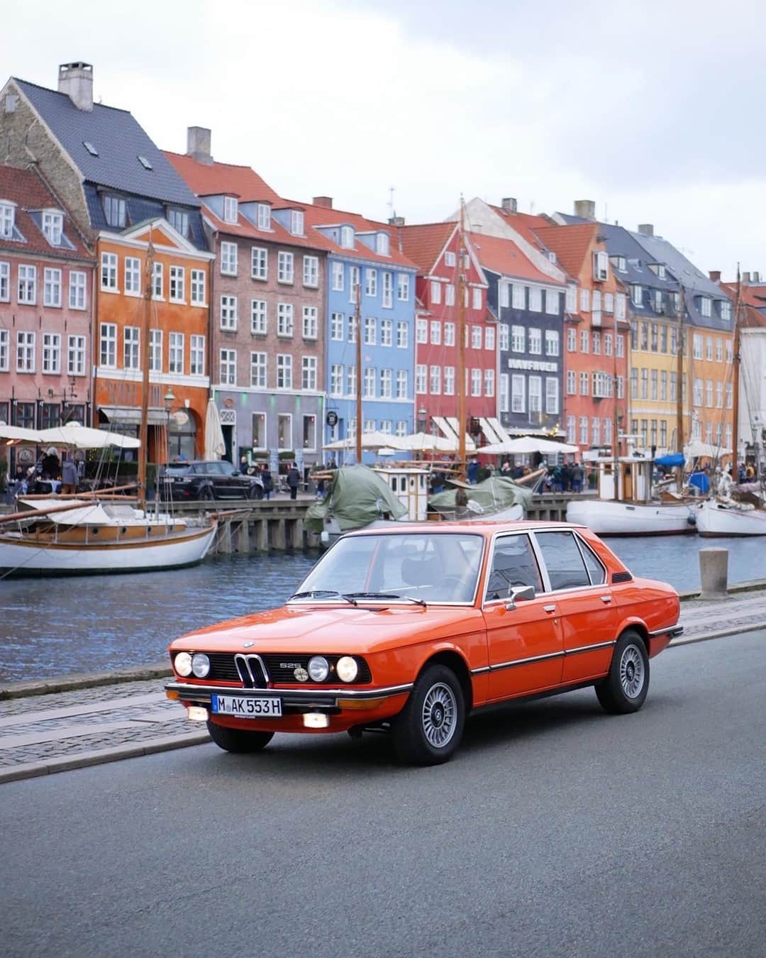 BMWのインスタグラム：「Sightseeing or car-seeing? Up to you.  The first generation of the BMW 5 Series. #BMW #5Series #BMWClassic #BMWrepost @sportfahrer @bmwclassic」