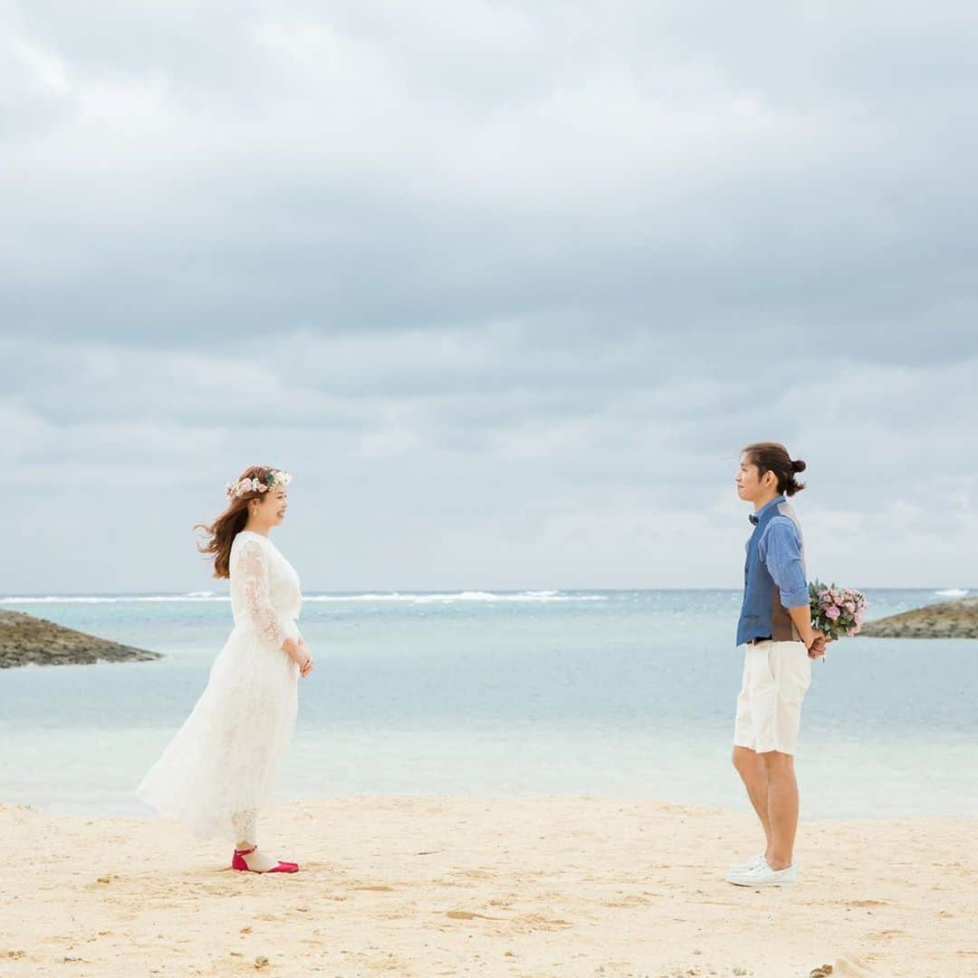 Photopla+（ フォトプラ ）さんのインスタグラム写真 - (Photopla+（ フォトプラ ）Instagram)「. 透き通る海、穏やかな風を感じながら✳︎*  お二人で少し遊びながら 笑顔のお写真をたくさん残しましょう♡  リゾート地”沖縄”で 叶える憧れのフォトウェディングを…* ﻿ ＞＞＞ #フォトプラ沖縄﻿ 『写真だけは残したい』方へ＊*﻿ Webから撮影予約できます⚐﻿ @photopla_wedding﻿ ﻿ ——————————﻿ ﻿ オシャレでイマドキな﻿ ウェディングフォト発信中♥﻿ ﻿ 『#フォトプラ花嫁』『#フォトプラ』の﻿ タグをつけて写真をUPしてみて･ﾟ｡﻿ フォトプラのIGでリグラムされるかも♪♪﻿ ﻿ #結婚式 #結婚式準備 #プレ花嫁﻿ #卒花 #前撮り #ロケフォト﻿ #日本中のプレ花嫁さんと繋がりたい﻿ #プラコレ#ウェディングニュース﻿ #ベストアニバーサリー #wedding ﻿ #2020秋婚　#2020冬婚﻿ #2021春婚﻿ #2021夏婚﻿ #ウェディングレポ #婚約中﻿ #ロケーションフォト﻿ #photopla #ウエディングフォト﻿ #フォトウェディング　﻿ #沖縄フォト　#沖縄﻿ #リゾートフォト #フォトウェディング沖縄 #花嫁コーディネート #レッドシューズ」10月29日 18時03分 - photopla_wedding