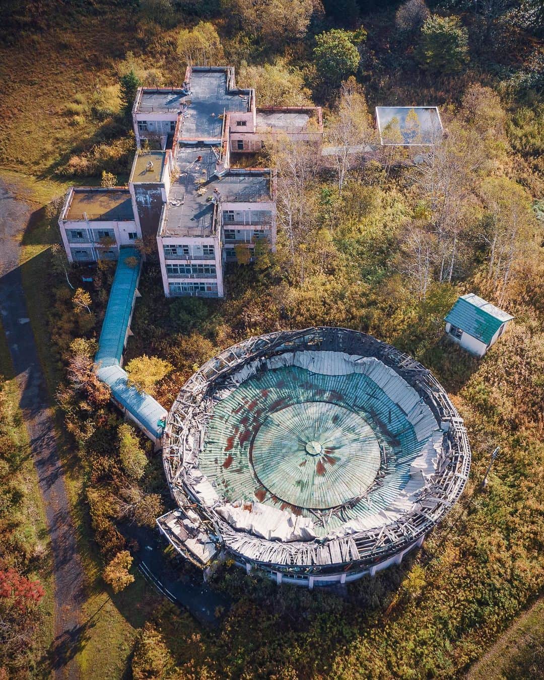 啝 （わ）のインスタグラム：「Abandoned School in Autumn colors 𓆲 𓆲 𓆲 #droneoftheday #djimavicpro #djiglobal #drone #dronephotography #dronestagram #dji #topdronephotos #fromwhereidrone #wedroneasia #droneosoar #skyhilife  #japan_urbex #JJ_URBEX #made_in_decay #kf_urbandonedmasks #KINGS_ABANDONED #m3xtures #Meistershots #moodygrams #nature_takes_over #natures_reclaim #ominous_perfection #pr0ject_uno #rsa_preciousjunk #savethedecay #sfx_decay」