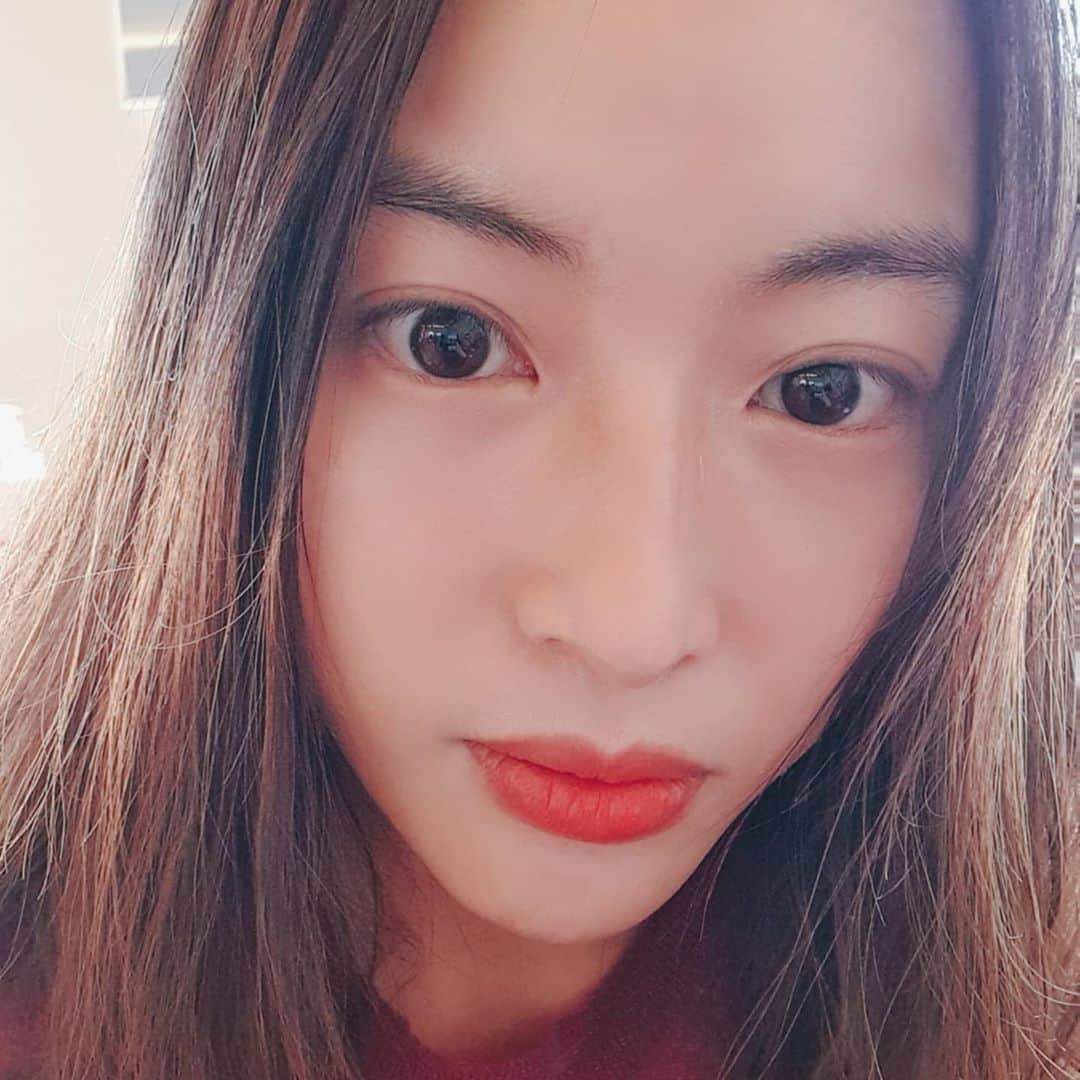 チョン・ダへさんのインスタグラム写真 - (チョン・ダへInstagram)「결혼 기념일을 맞이하여?? 딸 친구 엄마들과 맛집에서 밥먹기🤣🤣🤣  너무나 유명한 제주고로 고로덮밥🥣  인테리어도 이쁘고 음식도 훌륭👏👏👏  내 자리가 너무나 포토 존 배경이라 고개숙이고 먹느라 힘들었지만 맛났어요😆  사진도 고개숙이고 찍어서 요모냥.....😅😅  #딸래in제주 #제주도민 #제주일상 #제주맛집 #제주고로 #고로덮밥」10月29日 12時39分 - ddallae