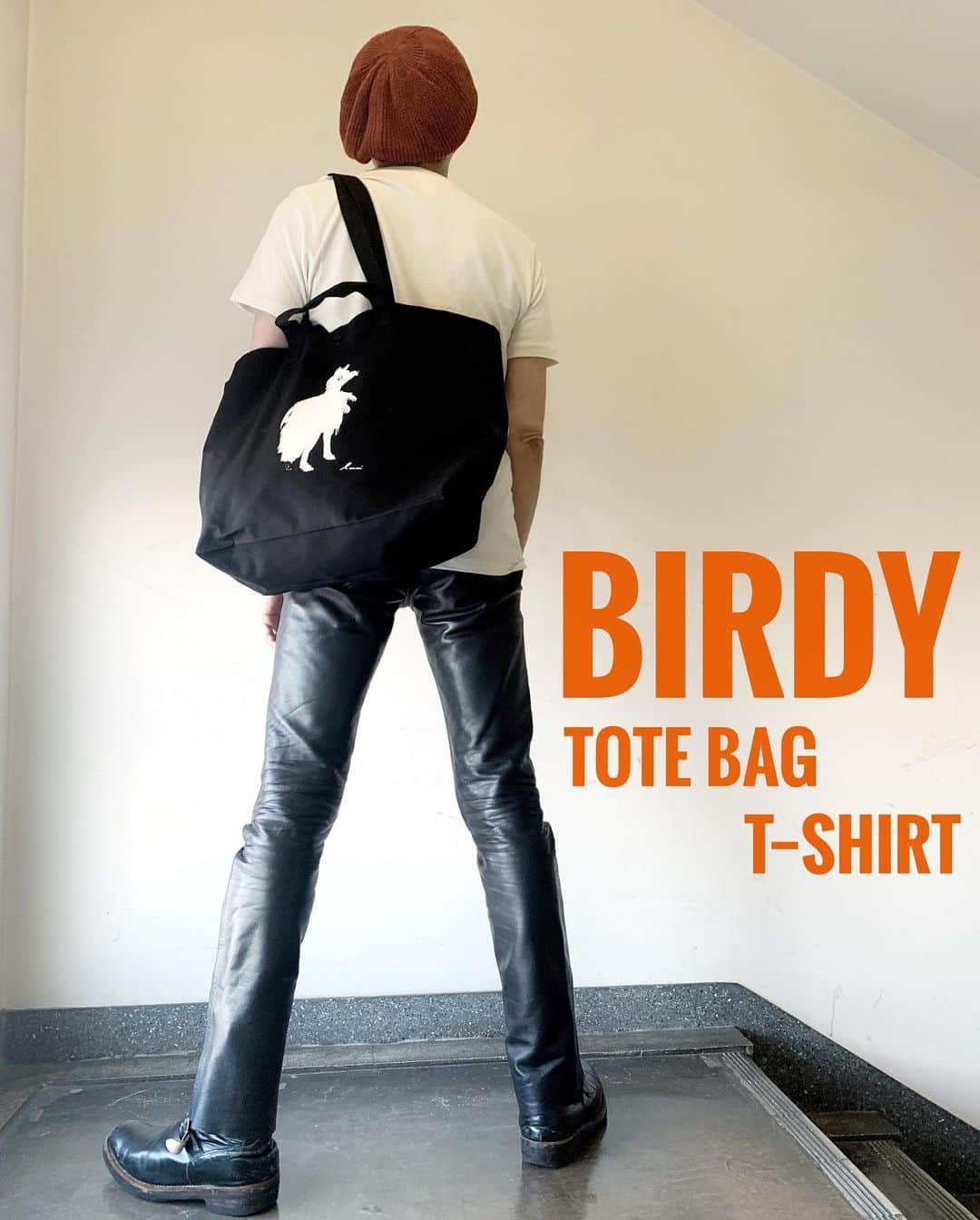 イマイアキノブのインスタグラム：「🥀新作 販売中 トートバッグ & Tシャツ  『BIRDY』(新作) 『CROWN CAT』(新色) illustrations by imaiakinobu   ✴︎トートバッグ 『BIRDY』 (2ウェイハンドル 内ポケット付) ホワイト／ブラック 各 ¥3000  ✴︎Tシャツ『BIRDY』(ボディナチュラル) サイズ  S M L XL 各 ¥3000  ✴︎Tシャツ 『CROWN CAT』 (ボディナチュラル  通販は11月中旬開始予定) サイズ S M L XL 各 ¥3000  ライブ会場 及び IMAIAKINOBU OFFICIALSITE(通販) https://imaiakinobu.base.ec/ にて販売中  #imaiakinobu  #イマイアキノブ」